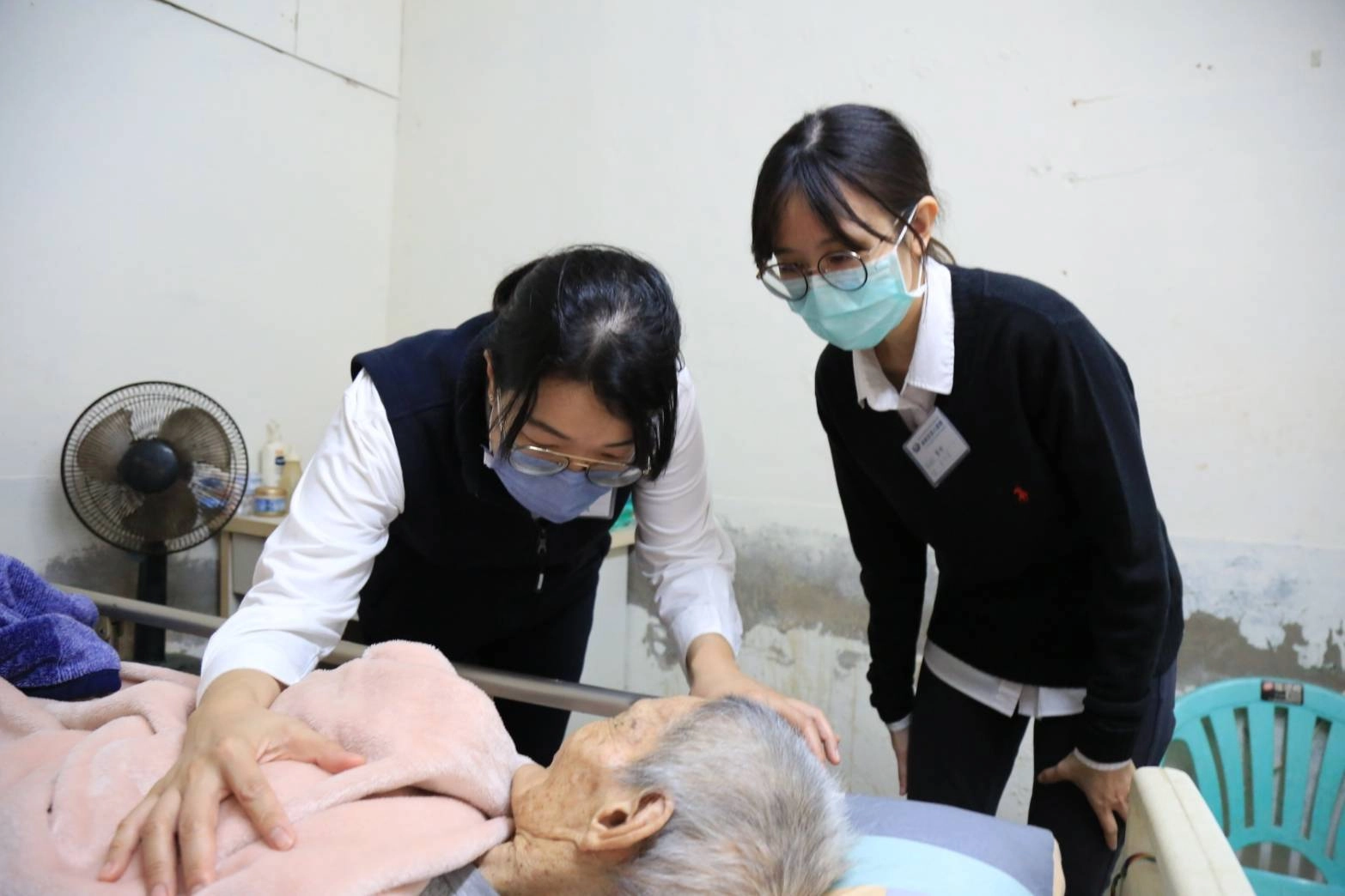 大林慈濟醫院黃欣寧醫師及護理人員關懷卧床奶奶。