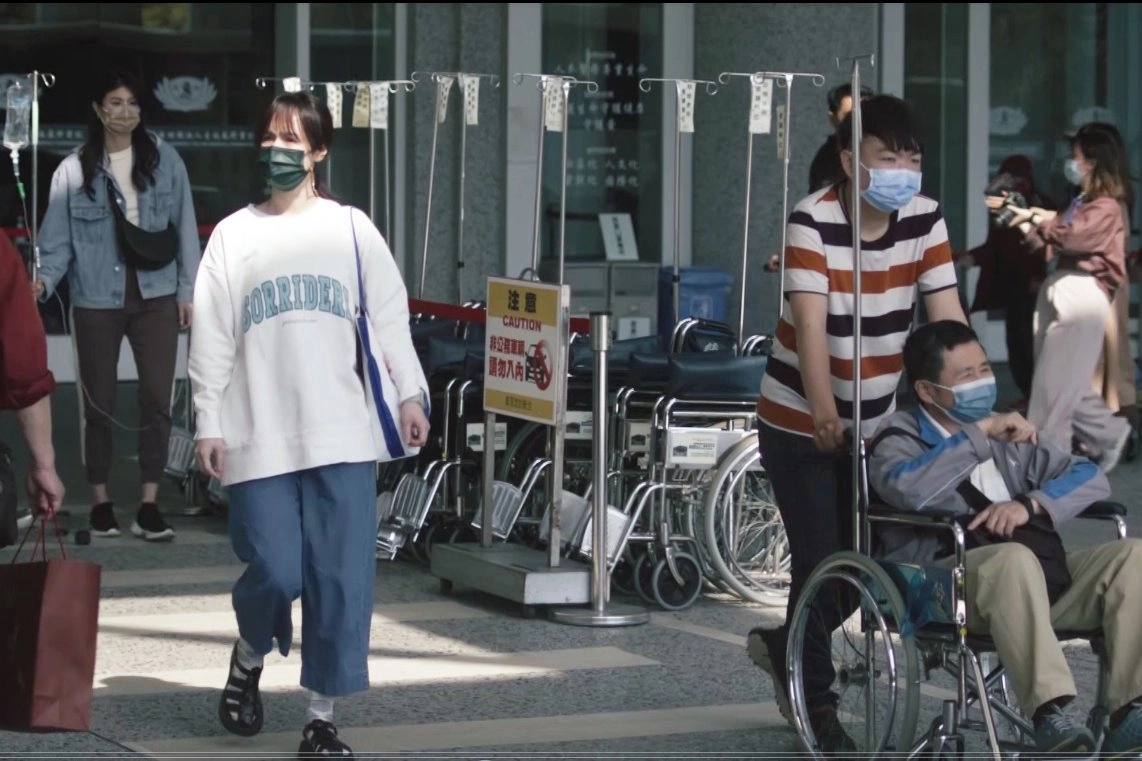 小薰飾演護理師欣妤，在醫院門口看見媒體訪問疫苗施打順序問題