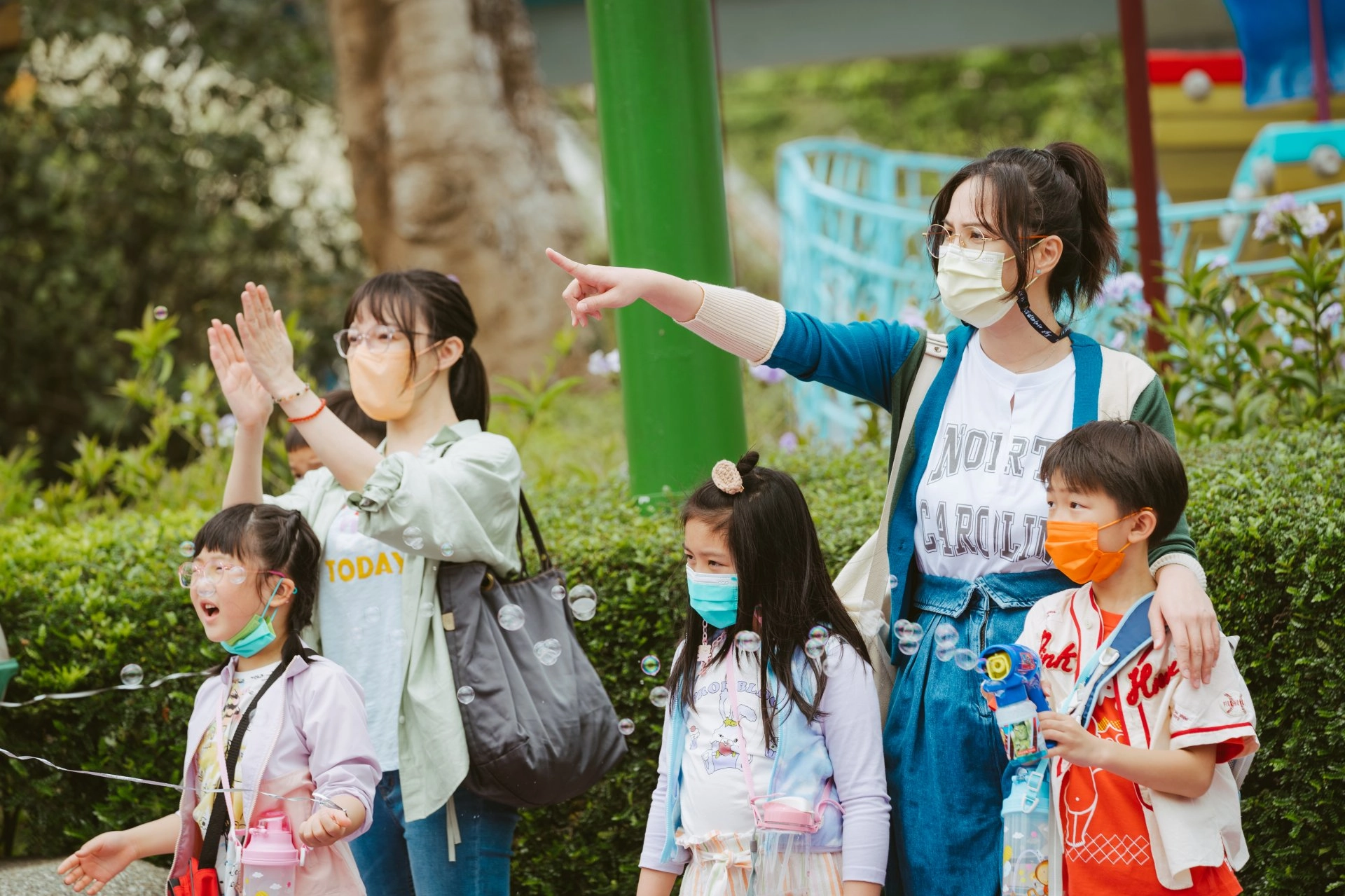 李杏(左)飾佑真，魏蔓(右)飾怡秀，兩人飾演護理師放假帶孩出在遊樂園玩，國際疫情嚴峻。