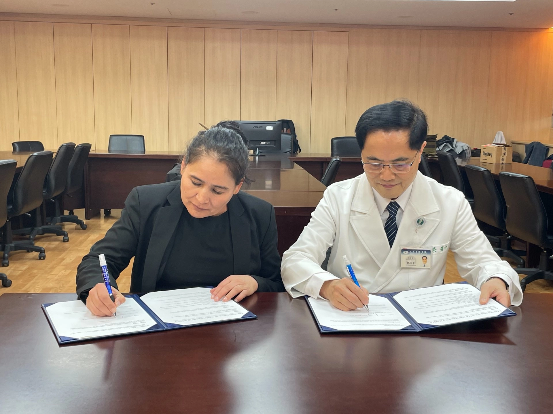 南美洲玻利維亞Hospital Arco Iris代表團遠道花蓮慈濟醫院取經，院長Dr. Yael Cazón Angelo(左)與林欣榮院簽署合作意向書。
