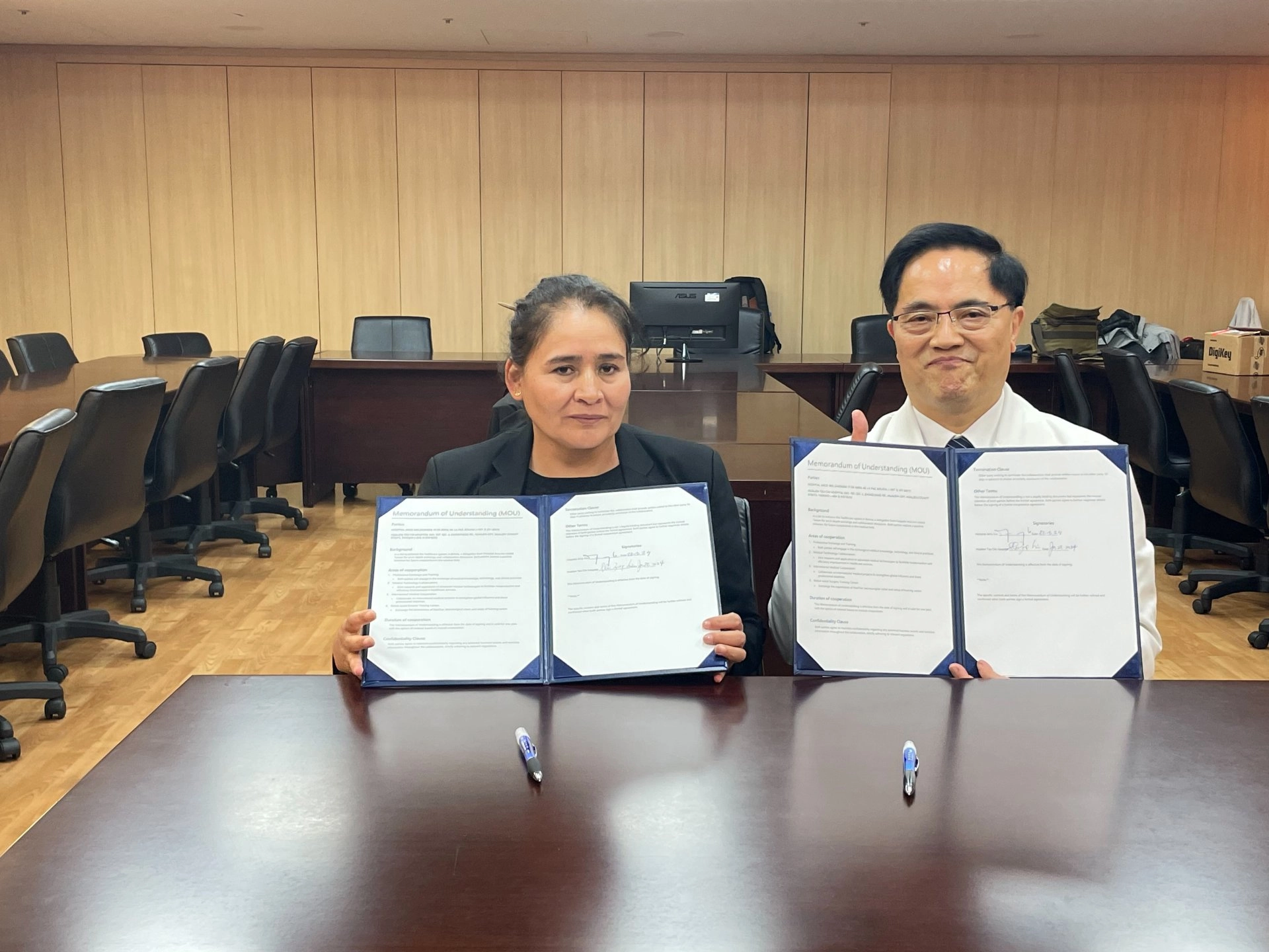 南美洲玻利維亞Hospital Arco Iris代表團遠道花蓮慈濟醫院取經，院長Dr. Yael Cazón Angelo(左)與林欣榮院簽署合作意向書。