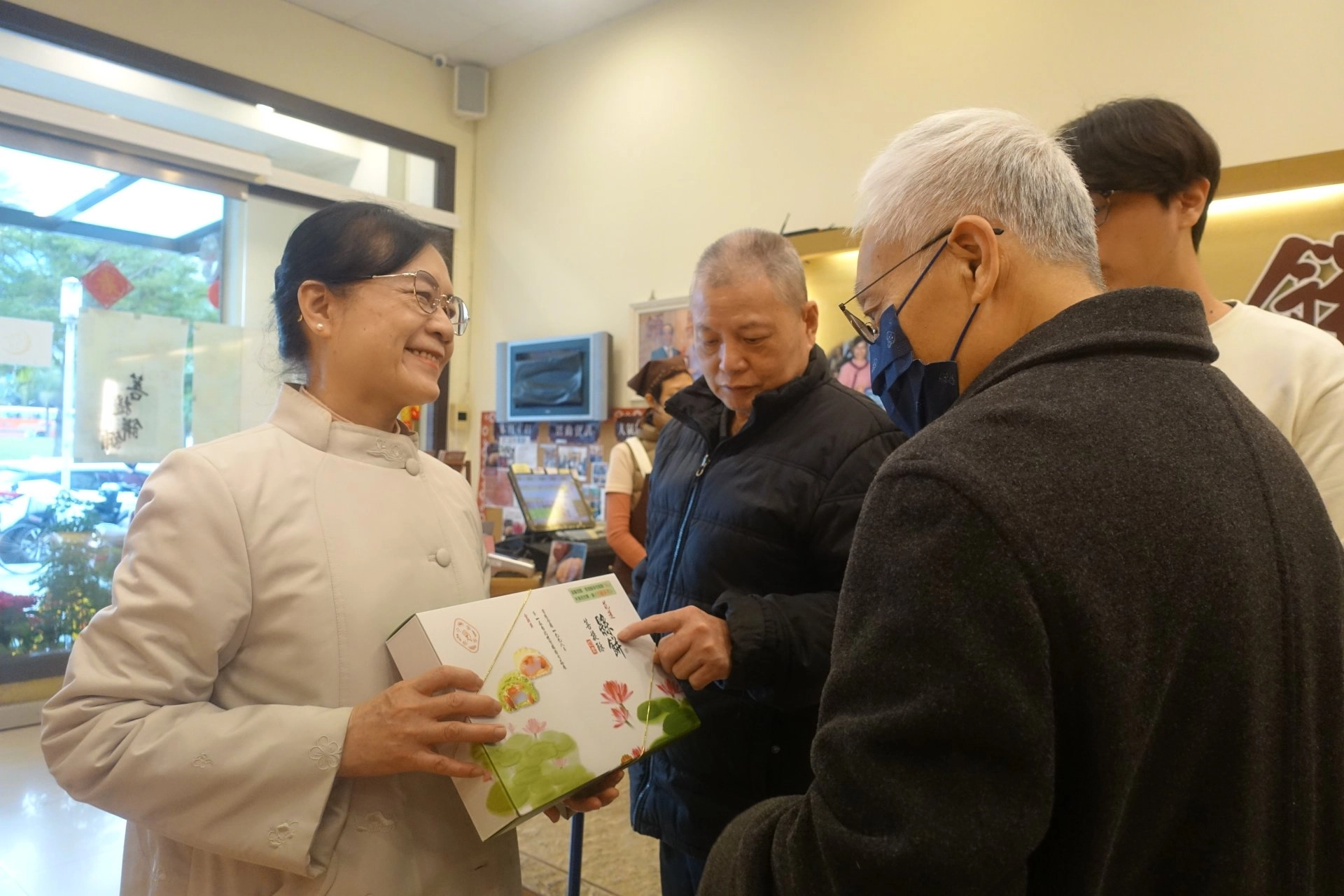 花蓮縣餅創辦人劉進立(中)與太太林素珍(左一)創立「花蓮縣餅」。