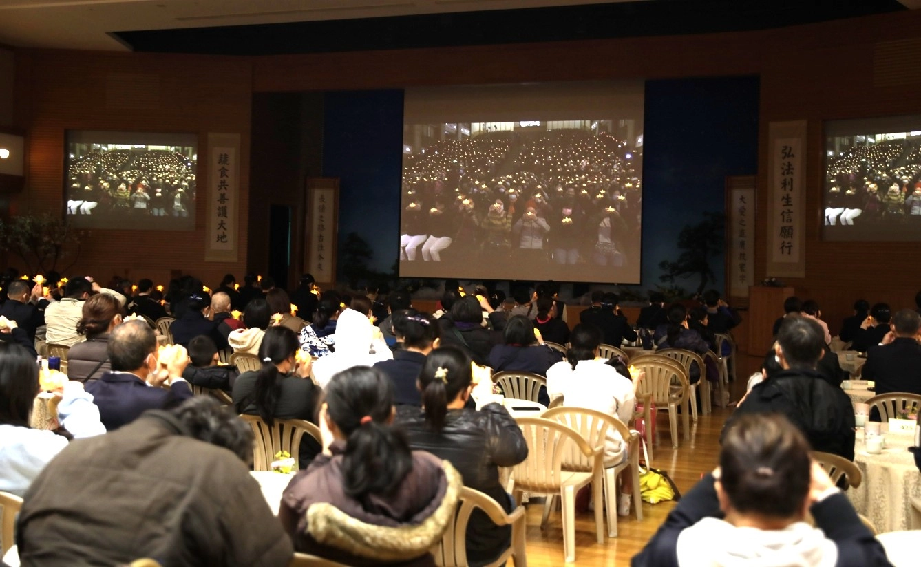 點傳心燈，虔誠祝福，人人為新的一年祈福平安順遂。