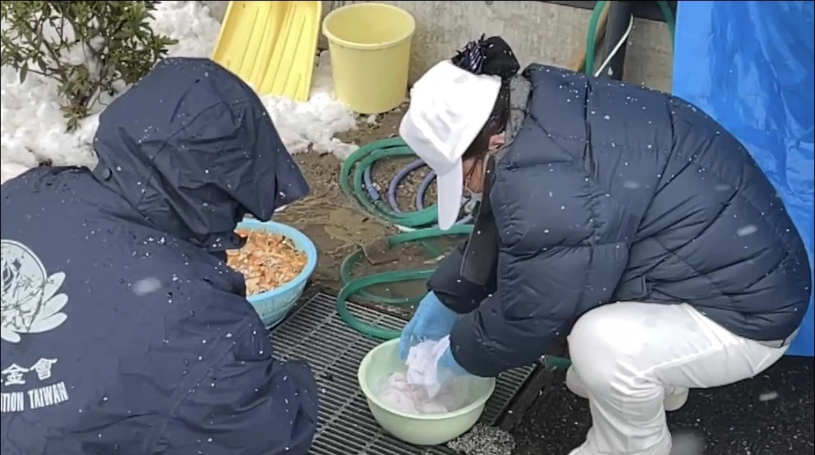 嚴寒風雪中看見日本慈濟志工發放熱食的悲心