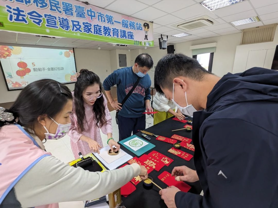 越南新住民阮芳誼與學員一同製作別具特色的手繪風格春聯及紅包袋