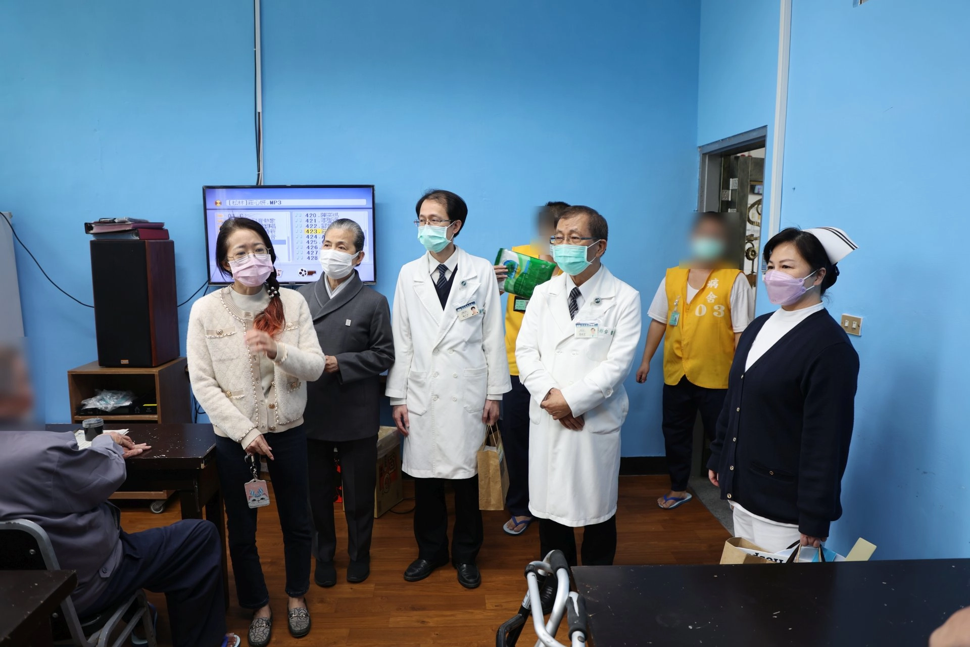 在花蓮慈院志工室主任顏惠美師姐(左二)與花蓮監獄呂護理師的協助牽線下，花蓮慈院吳彬安副院長(前排右二)、慢性腎臟病防治中心主任林于立(左三)、護理部主任鍾惠君(右一)帶著全院同仁的愛心，送暖入花監