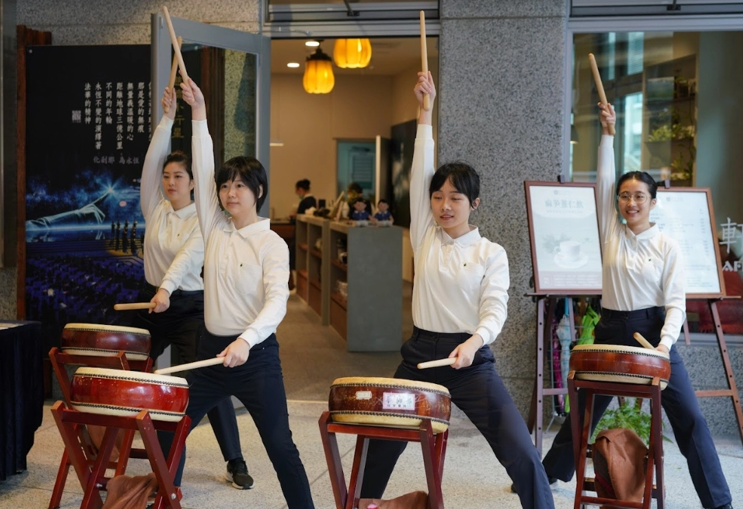 咚咚咚鼓聲響，中正靜思堂入口年輕人鼓隊活力展演。