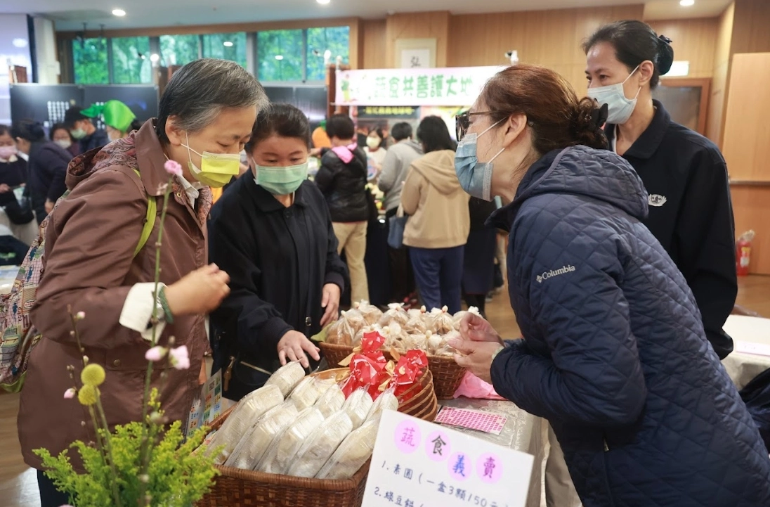 「蔬食義賣區」，香積志工製作多種可口的熟食餐點提供會眾選購，不僅達到勸素也兼利行善的效果。