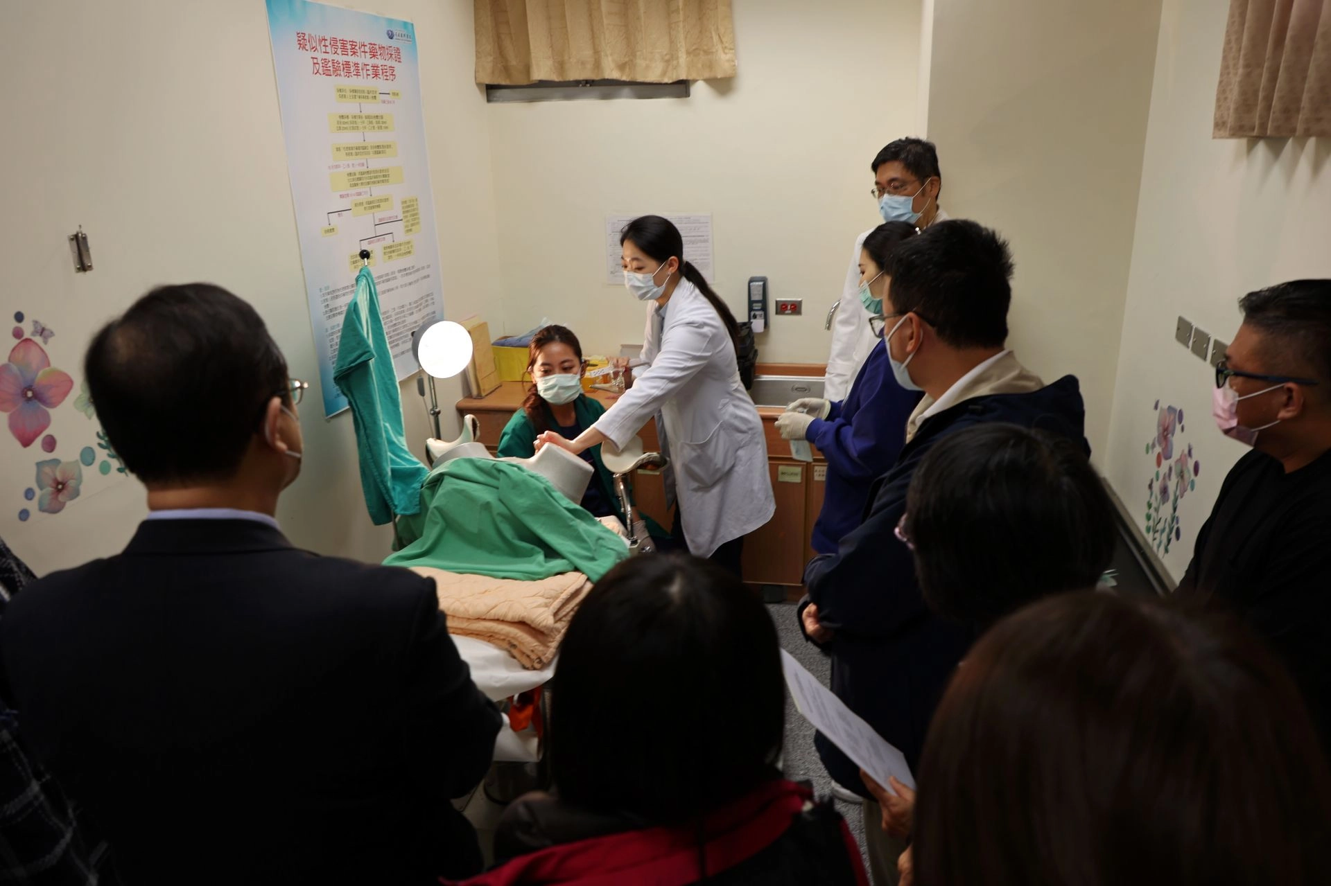 張雲傑醫師、李佩蓁醫師與急診護理師分別示範驗傷及採檢過程，並說明注意事項。