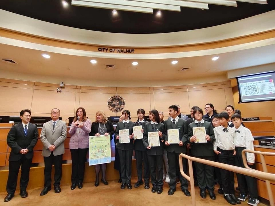 臺南慈中與慈濟核桃學校學生於核桃市議會與市長及市議員們合影