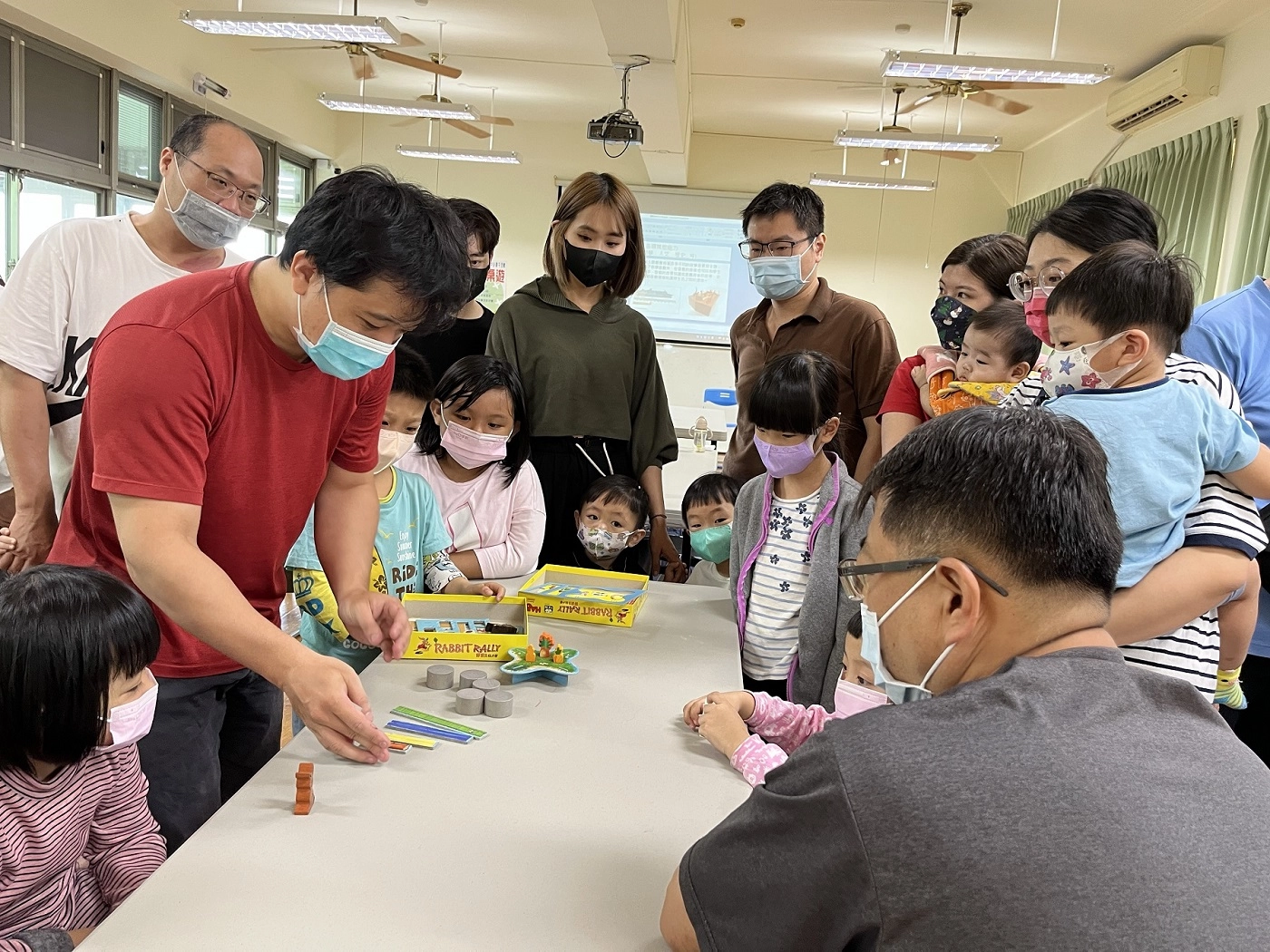 臺南市麻豆社區教保資源中心開放空間及圖書遊具讓社區親子同歡，減少3C產品的使用。
