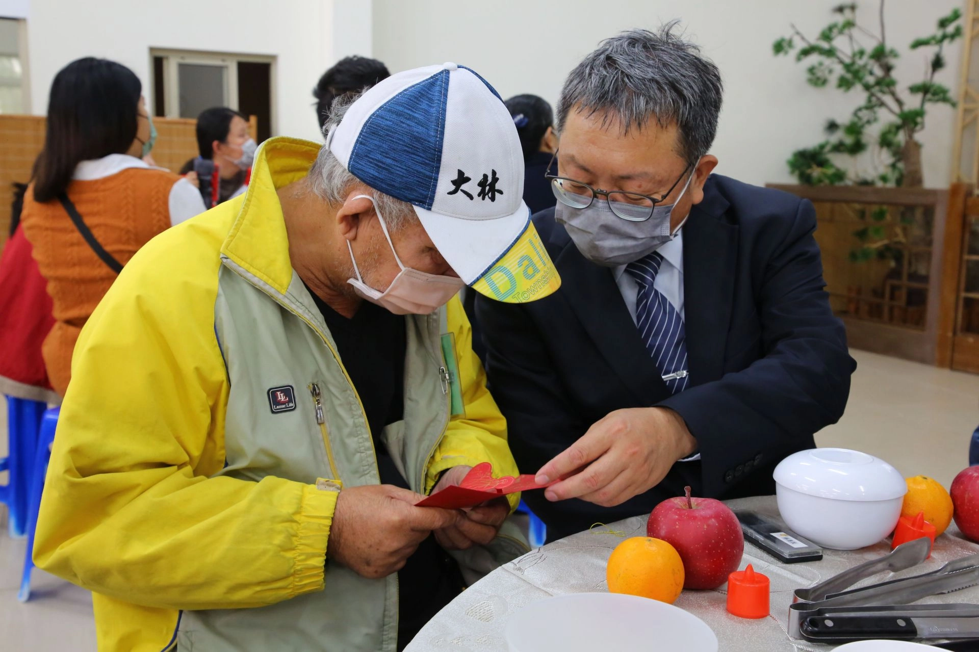 嘉義慈濟舉辦「冬令發放暨歲末圍爐活動」，圖為1月21日慈濟大林環保站場次。