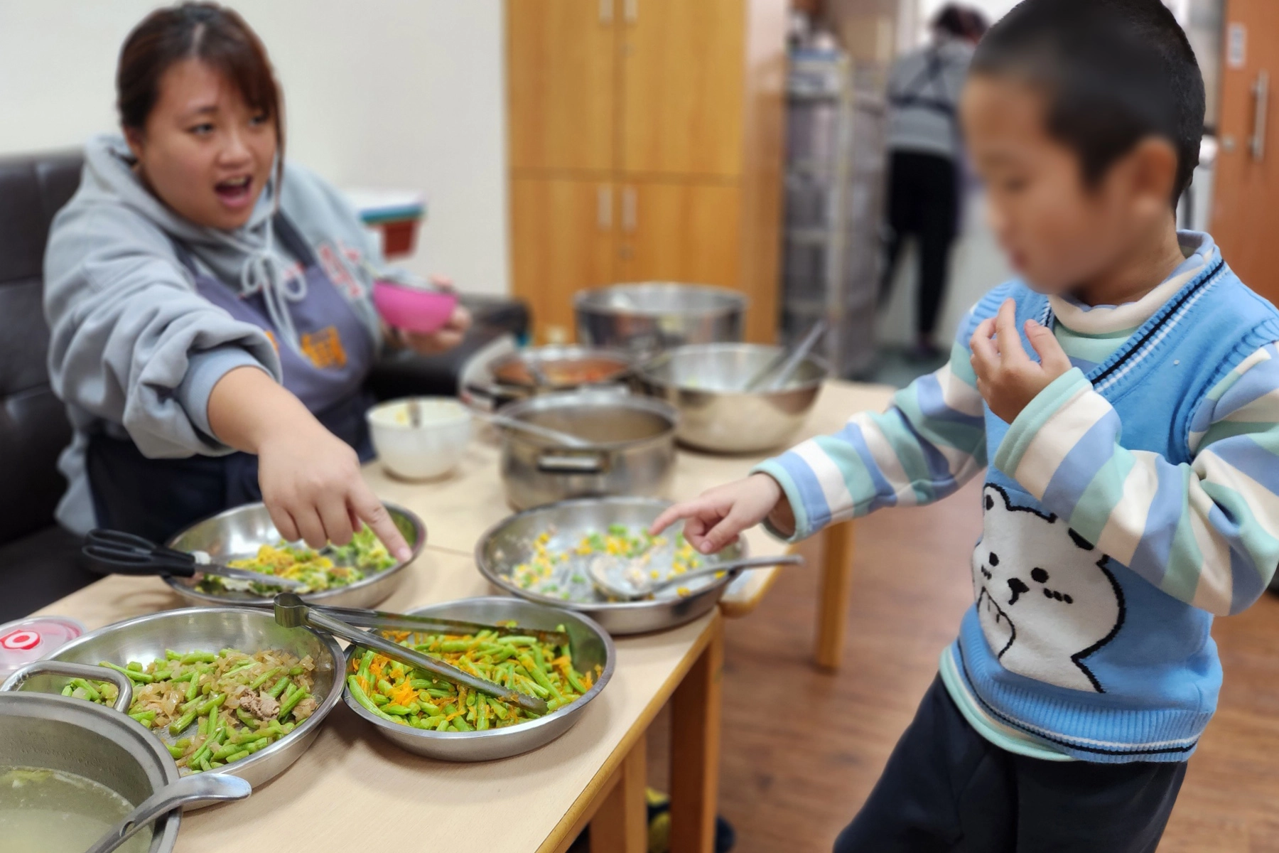 幼童自己選擇想吃的四季豆料理