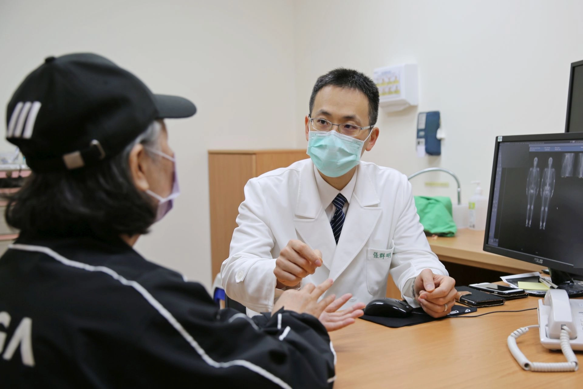 張群明主任表示，隨著新藥物不斷研發和推出，已有越來越多藥物可治療與控制乳癌進展，花蓮慈院乳醫中心結合先進的設備和專業人才，讓病患來院就醫能獲得良好服務與最佳的治療。