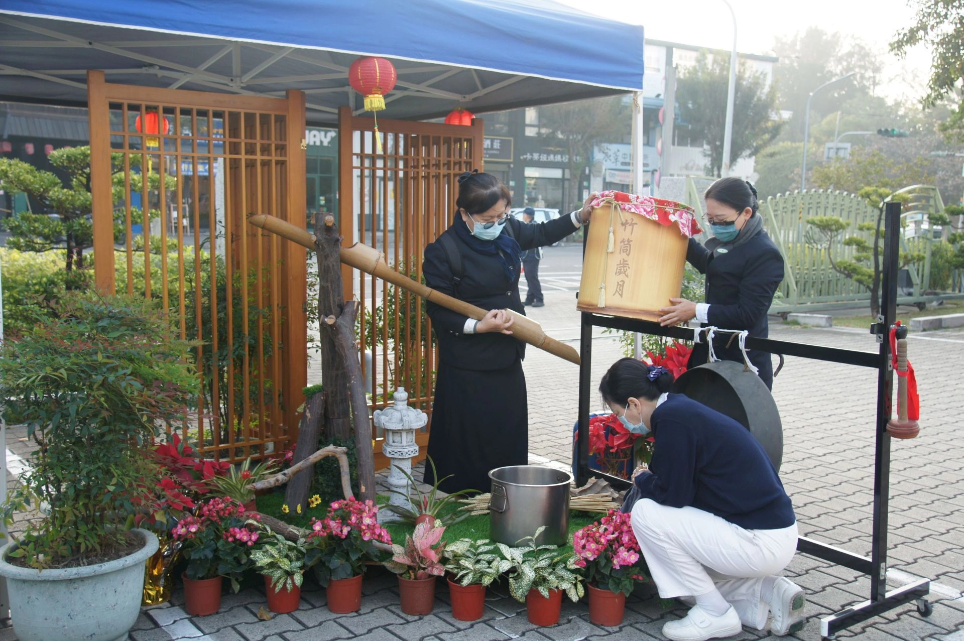 在感恩戶來到之前，師長和師兄師姊們積極布置現場，呈現過年的氣氛。