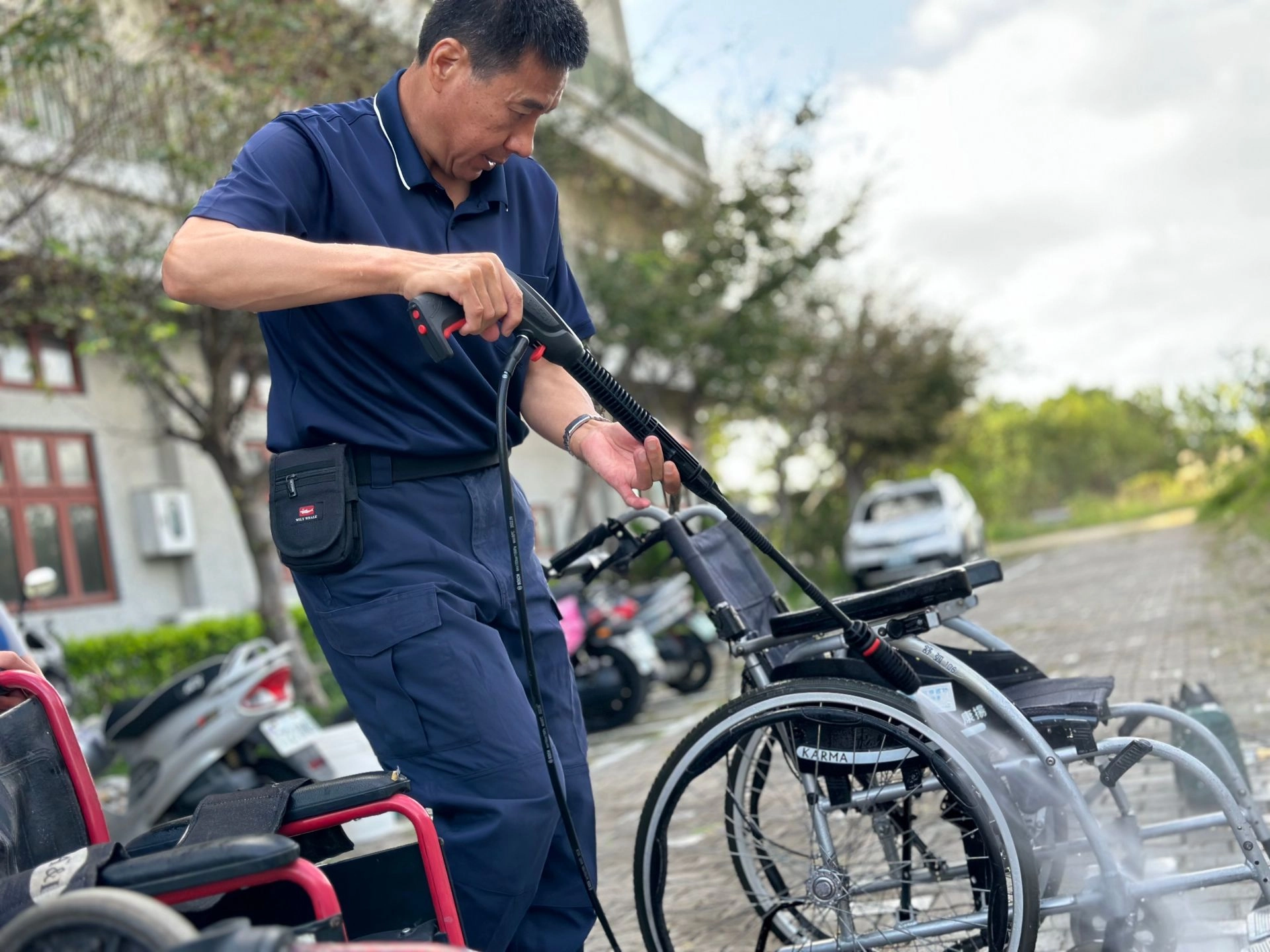 林永軒從拿槍打擊罪犯的人民保姆，進而成為拿起水柱噴槍清消及維修輔具的志工。