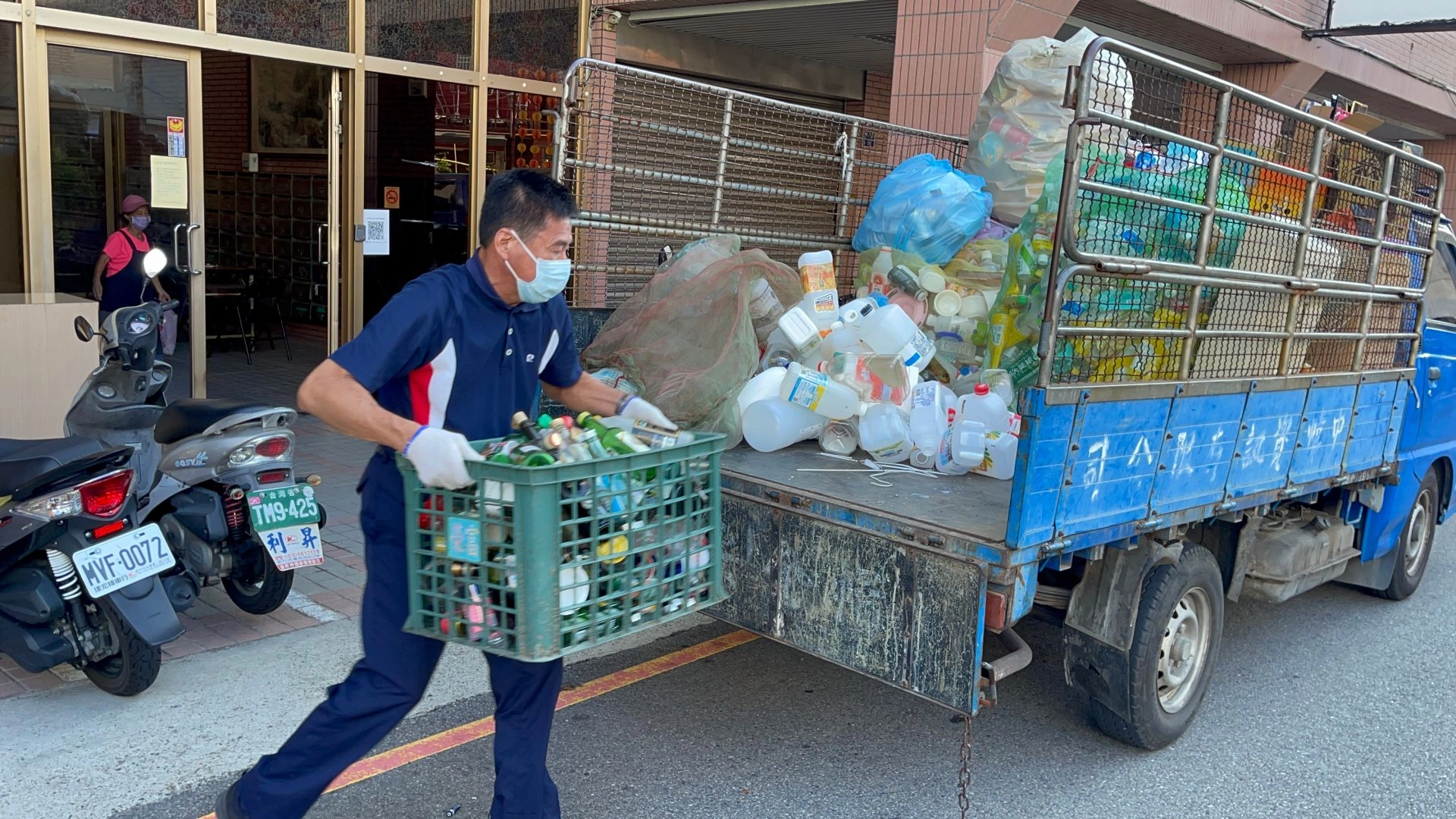 除了輔具團隊的勤務，平時林永軒也會開著環保車與志工到社區大樓進行資源回收。