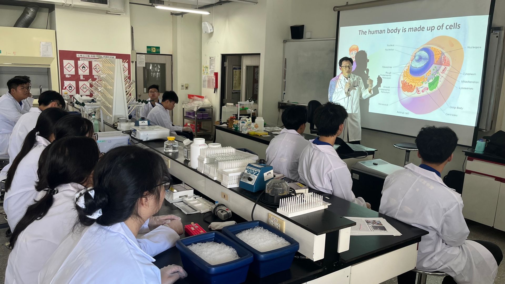 越南高中生認真聆聽人類分子遺傳學的應用課程。