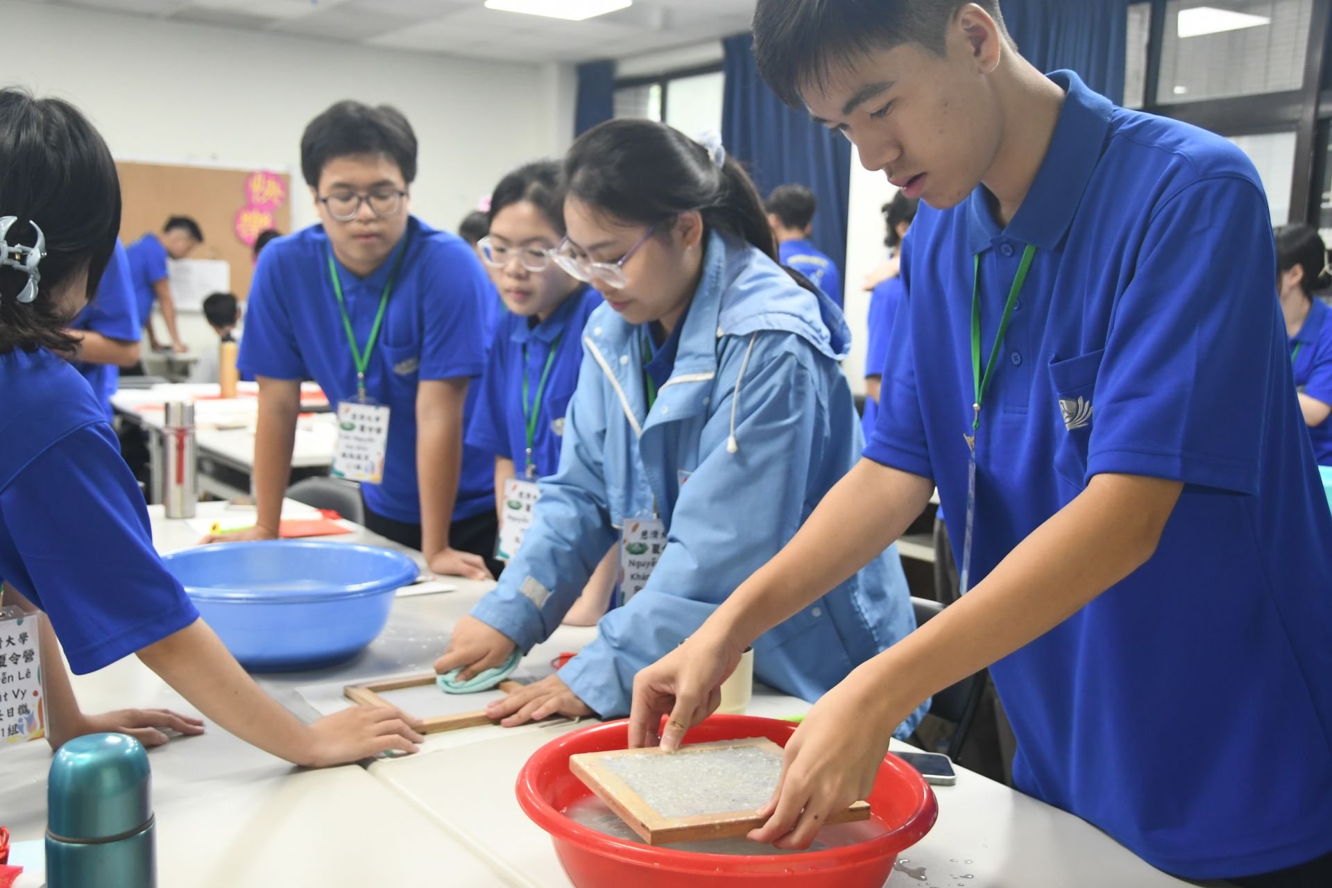 越南學生體驗手抄紙製作。