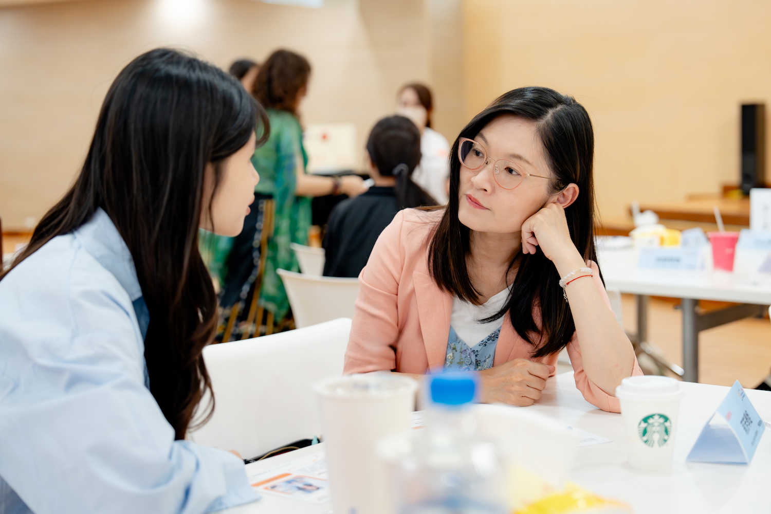 「女孩圓夢計畫」計畫將執行一年，女孩先必須提報夢想計畫，規劃夢想的執行預算、方式與預期成果，學姐也將帶著女孩進行多次的交流授課與互動。圖為學姐女孩交流。