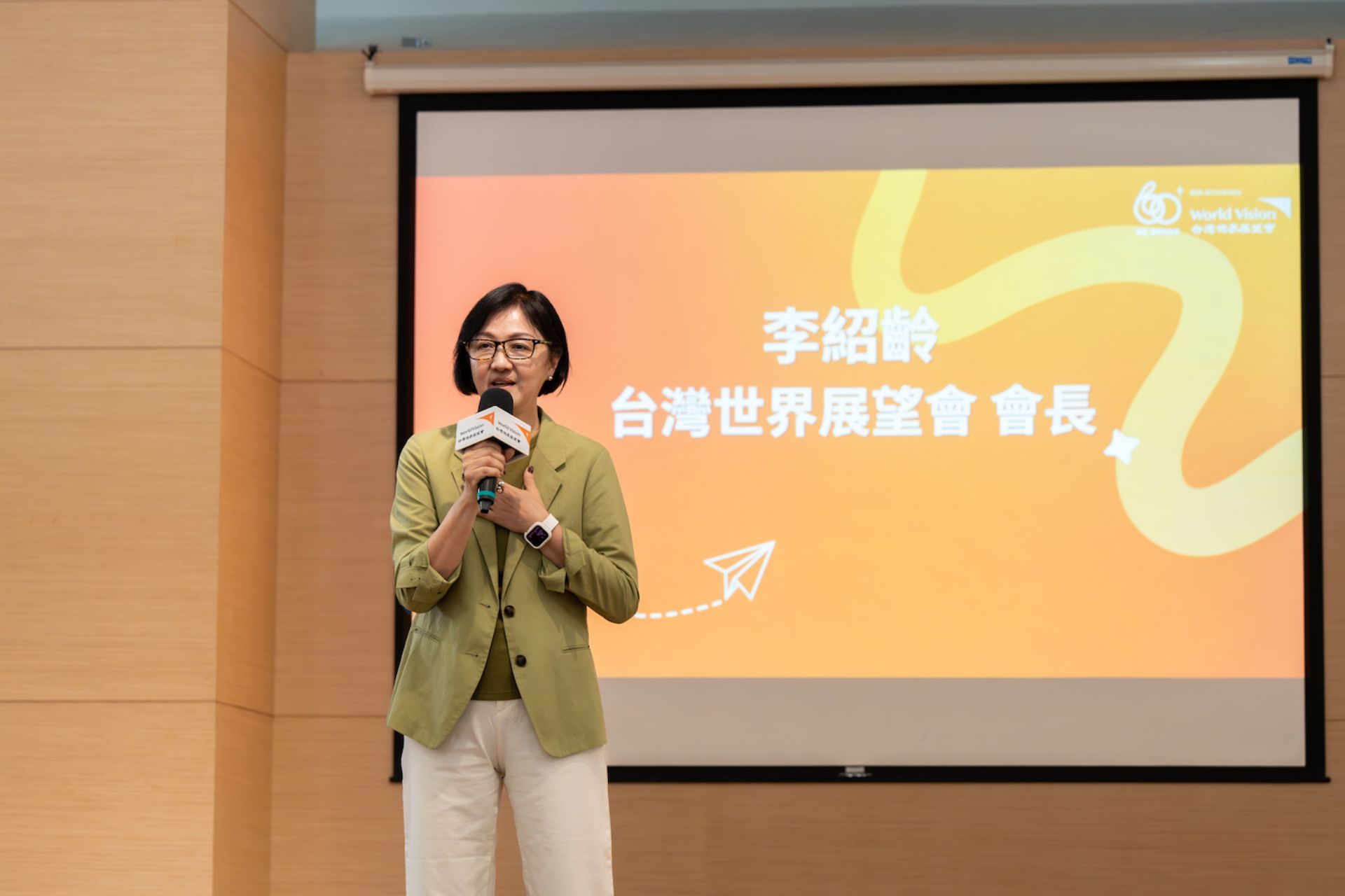 台灣世界展望會與仲誼集團合作開設通識課程，讓女孩們接觸不同領域知識也提升實戰經驗。圖為展望會會長李紹齡。