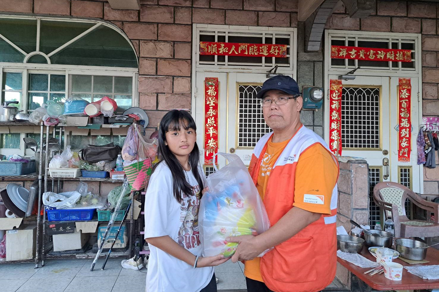 台灣世界展望會定期提供物資給予需求的家庭也陪伴孩子成長。圖為2024年總統教育獎得主林淳翊（左）與社工員黃岳貴（右）。