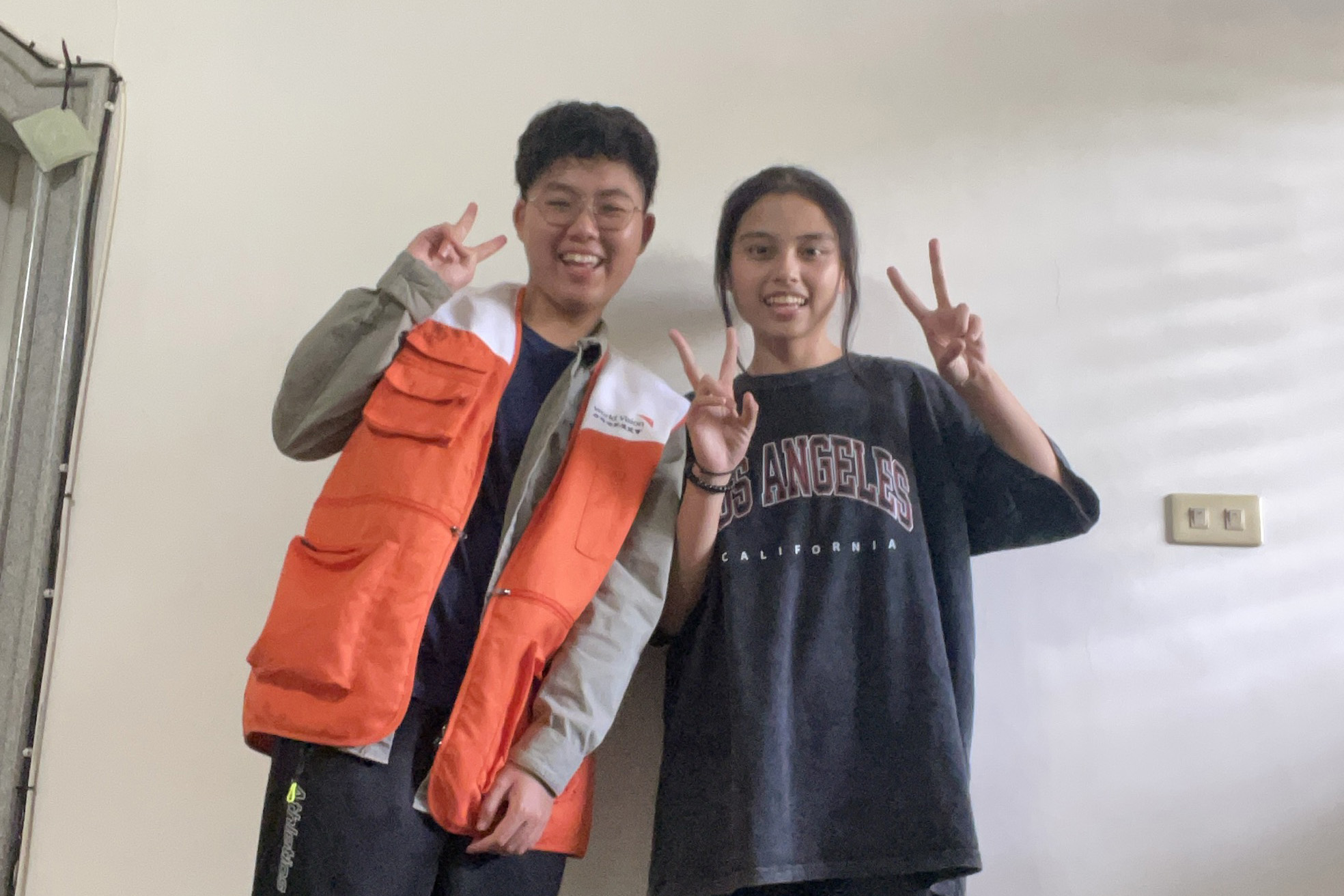 社工員定期與孩子談天，聊生活課業，給予即時的陪伴。圖右為2024總統教育獎得主梁明秀與社工員葉祐慈。