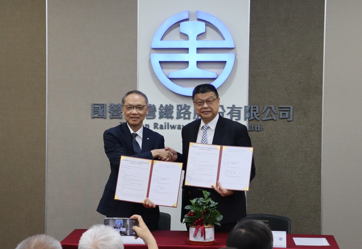 簽約儀上，由臺鐵公司杜微董事長(右)、慈濟基金會顏博文執行長(左)互為雙方代表簽署。