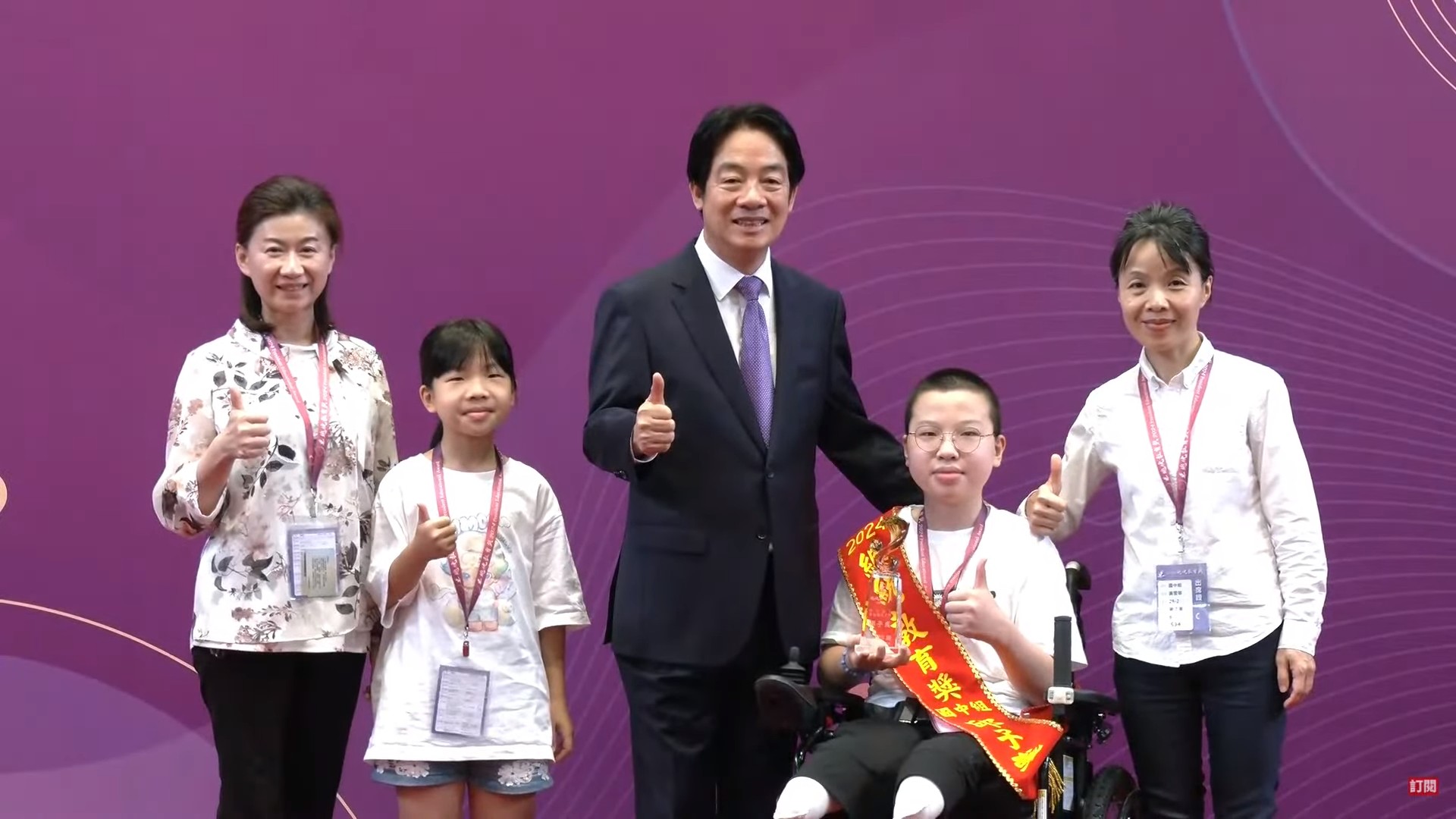 邱子彧就讀國中一年級時遭遇嚴重車禍，雙腿小腿截肢，她以順處逆、力爭上游的精神受到肯定。