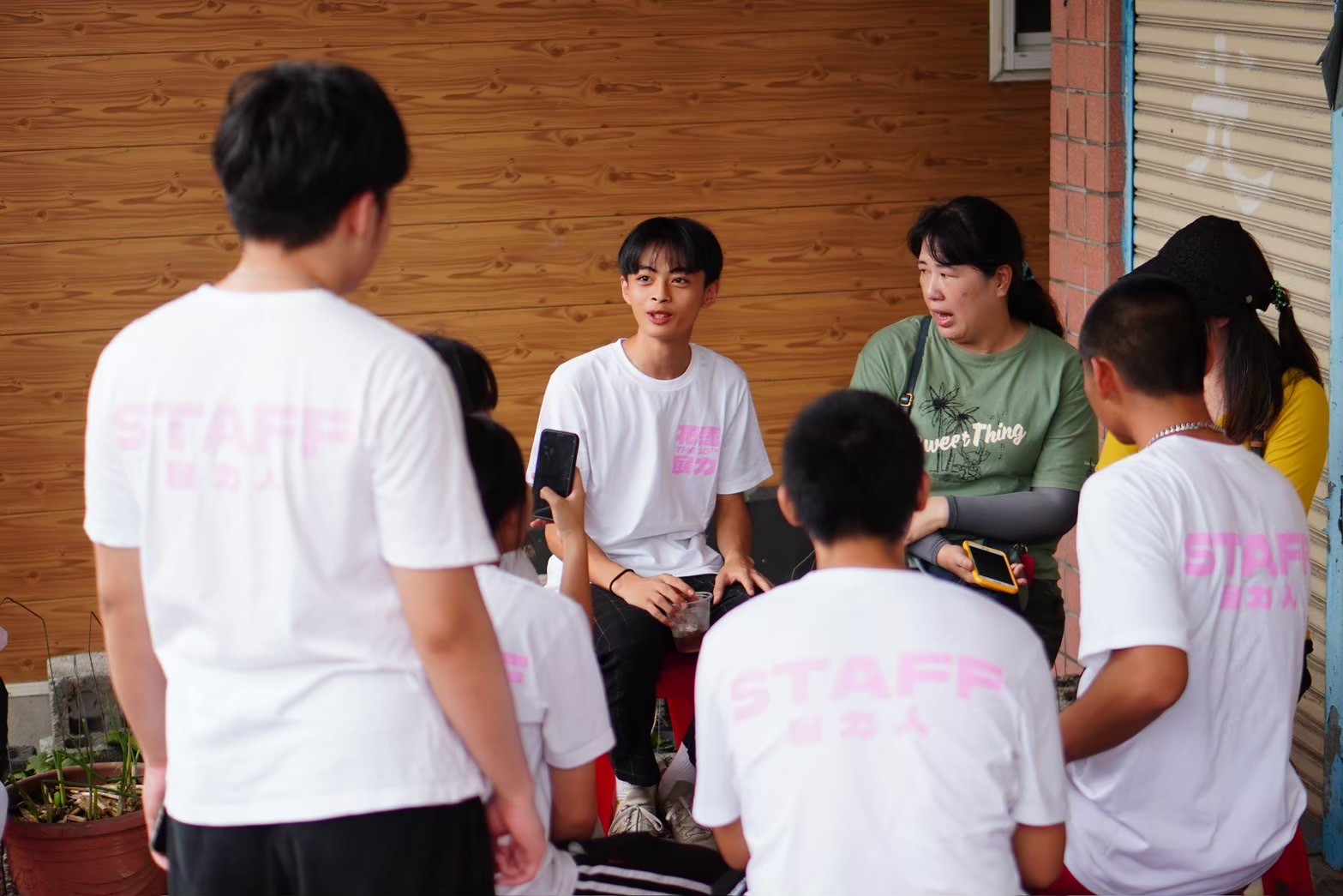 短影音課程走入蝸牛爬行比賽進行採訪。