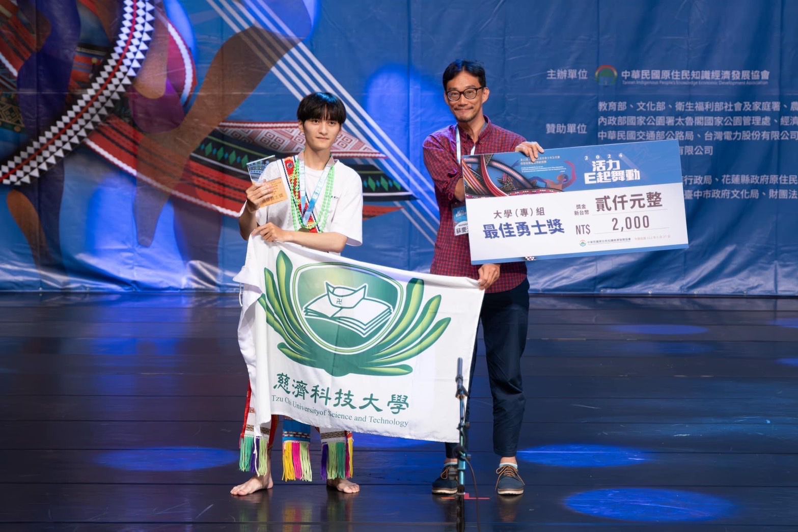 資訊科技與管理系一年級學生潘亮志（太魯閣族）拿下最佳勇士獎！