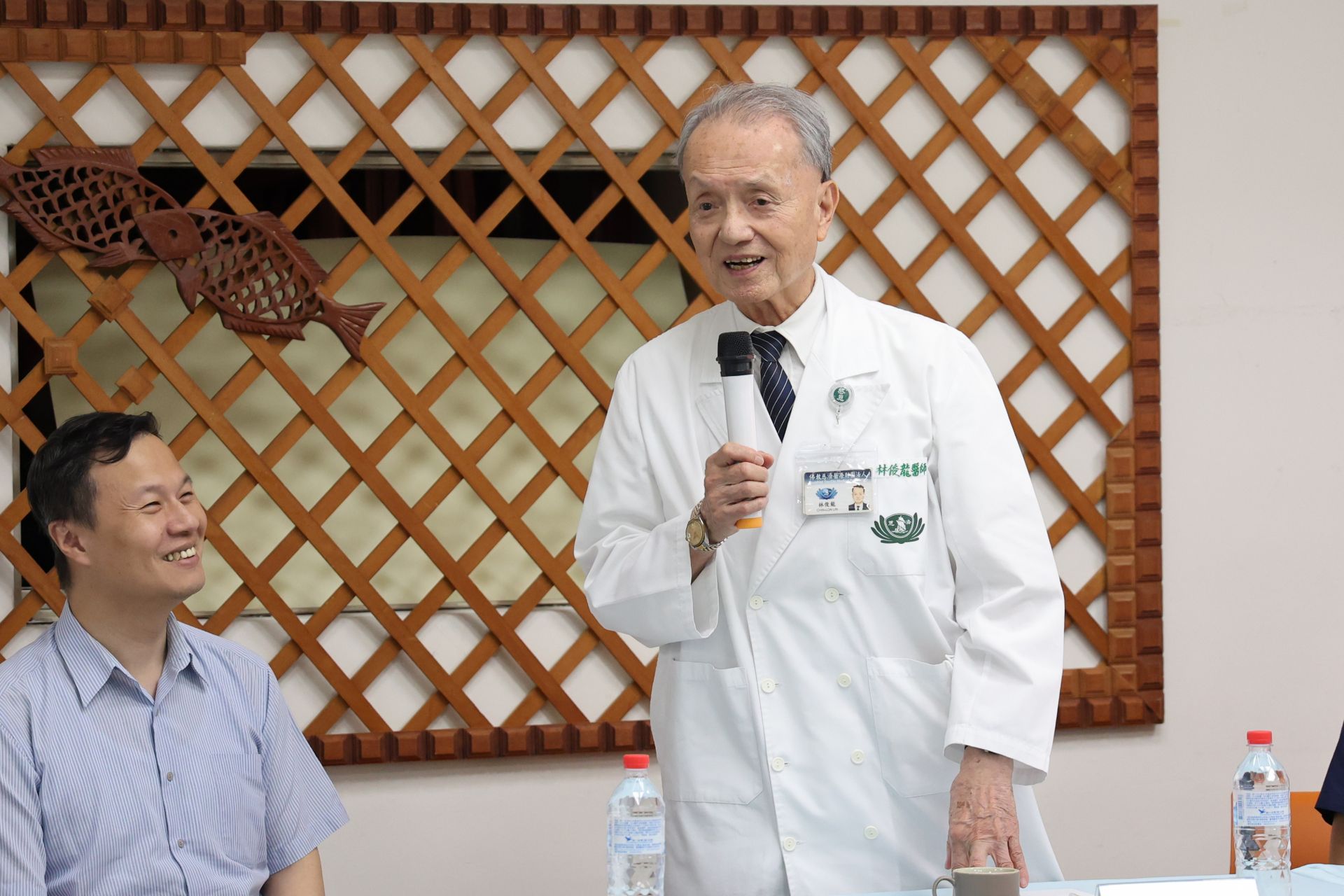慈濟醫療法人執行長林俊龍表示，健康福祉計畫，以「網路打破距離」的限制，整合資通訊科技，讓病人能就近看診，醫師透過家戶系統也能掌握個人健康狀況，提供更適切的治療。