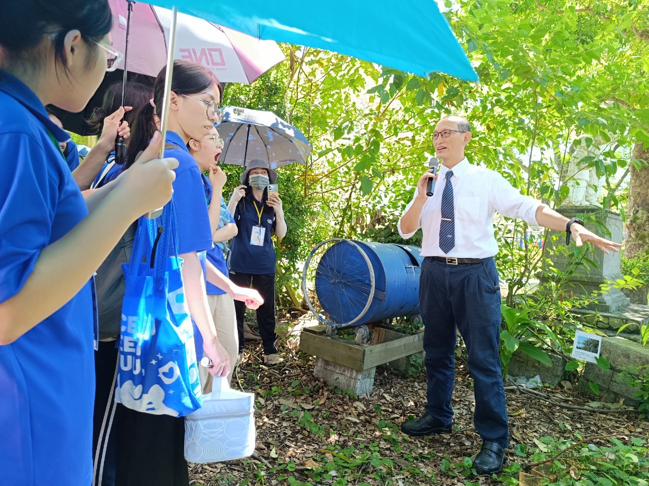 邱奕儒教授分享碧雲莊的生態農園系統。