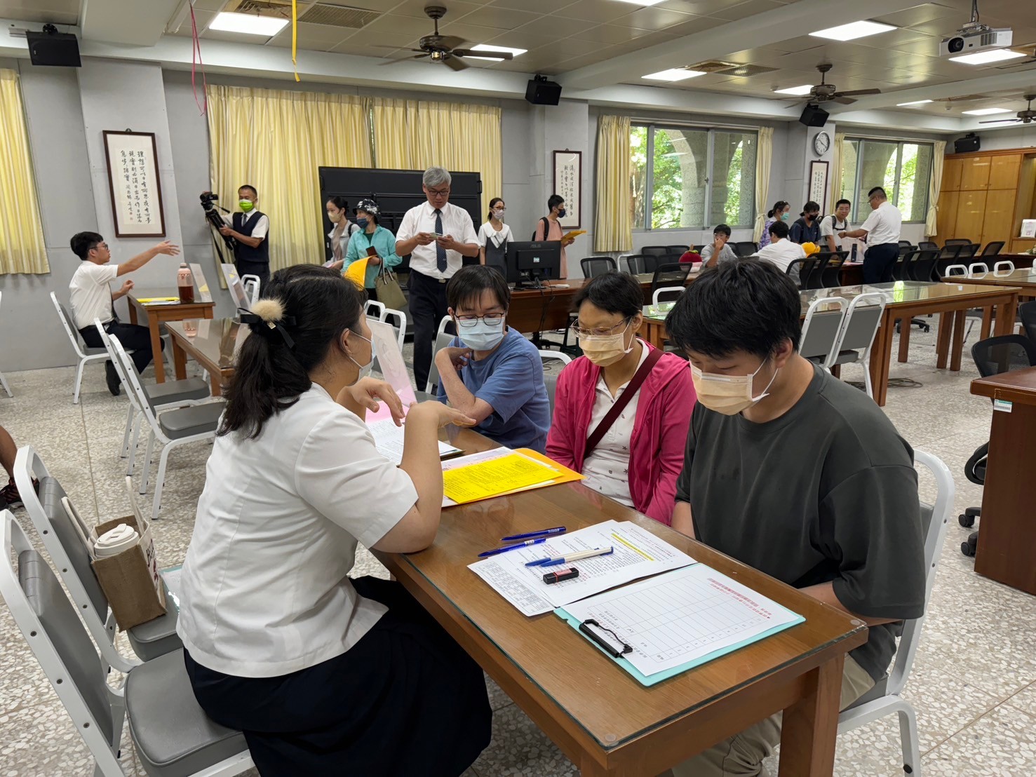 家長陪同學生完成報到程序。