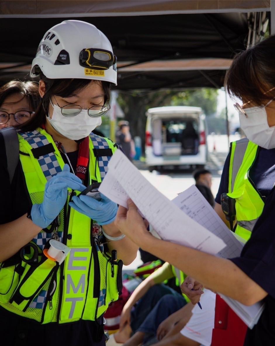 花蓮慈濟醫院護理師鄒明耘不僅是一位護理師、更是一位用心投入搶救任務的救護志工。(圖:花蓮縣消防局提供)