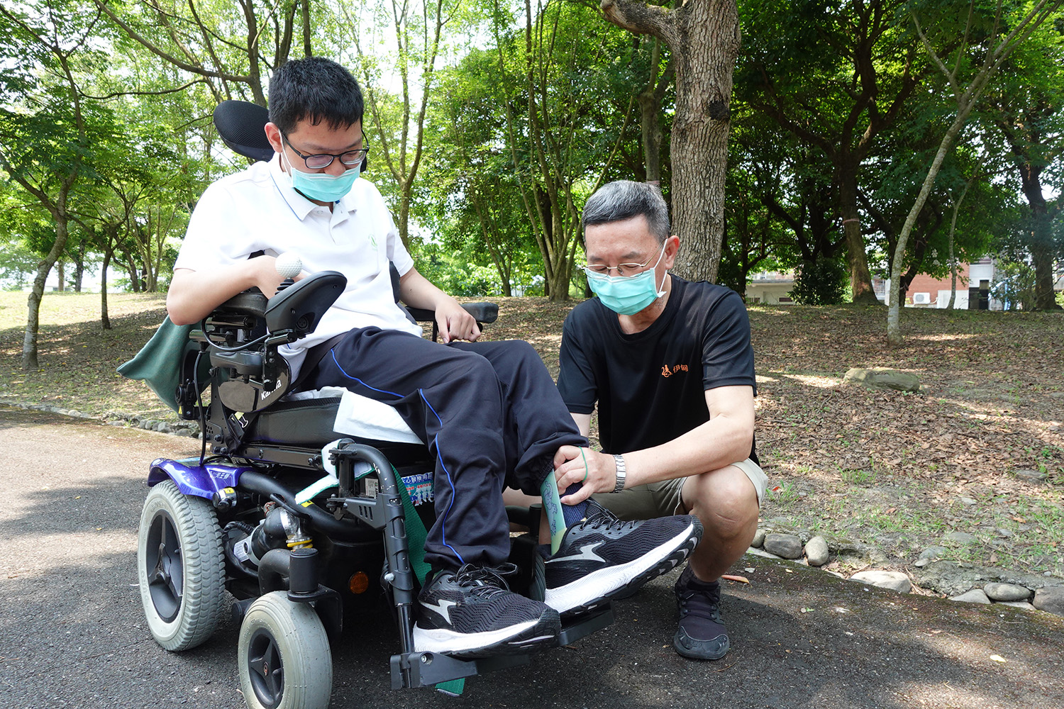教保員幫助阿翰加強身體運動訓練課程，以延緩功能退化。