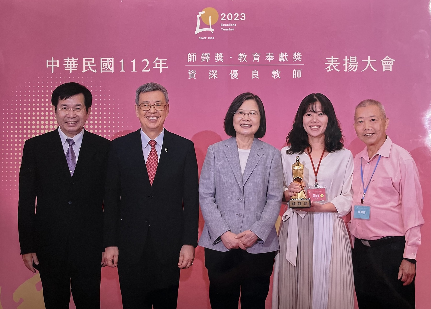 蔡佩津（右二）獲得112學年度師鐸獎榮譽