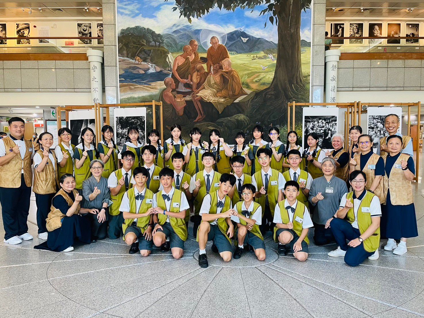 臺南慈中4位師長及24位中學生們來到大林慈濟醫院向志工們學習醫院志工的精神與處事。