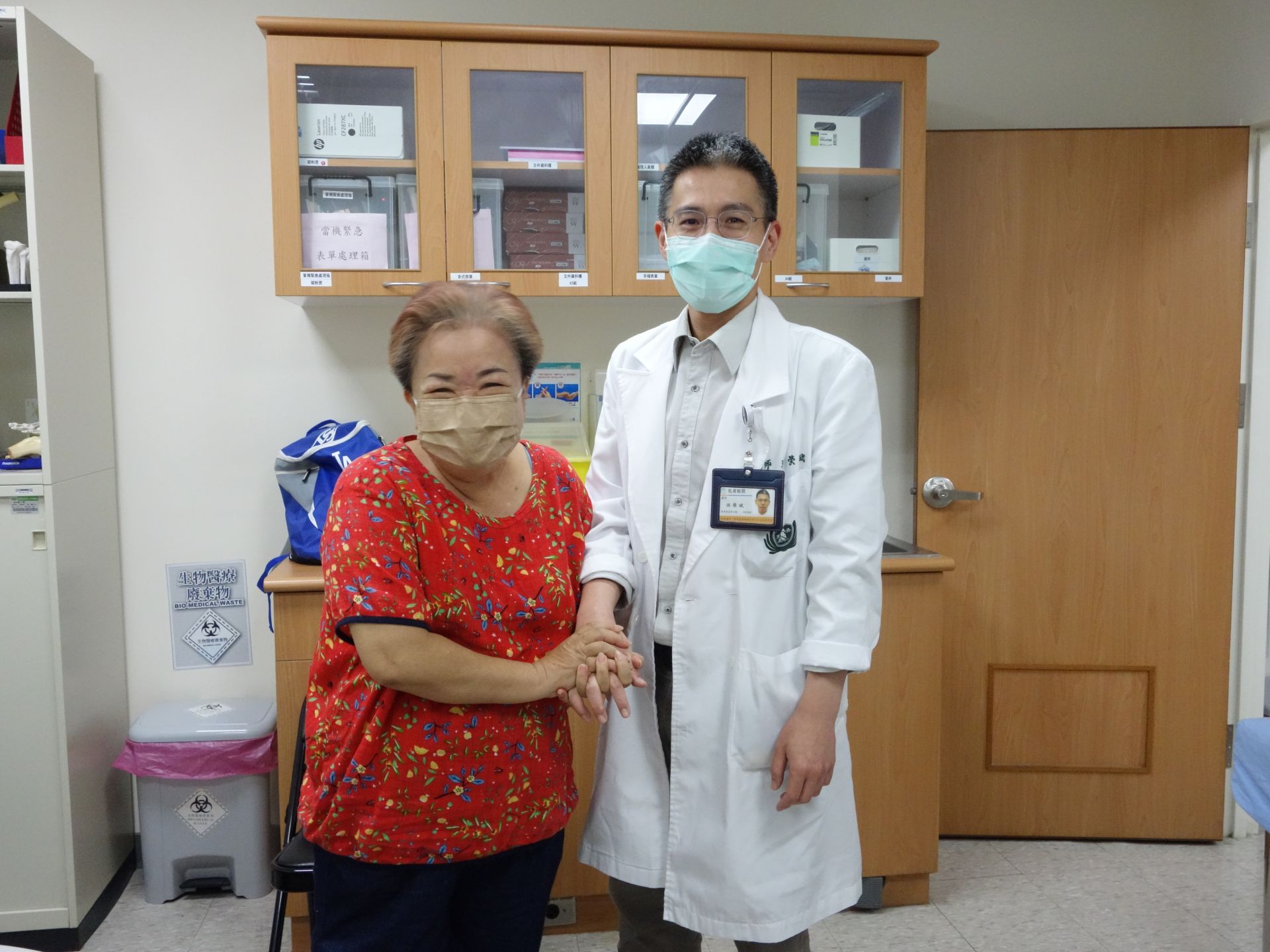陳女士經由ROSA機械手臂讓膝關節置換手術後，已順利恢復行走能力