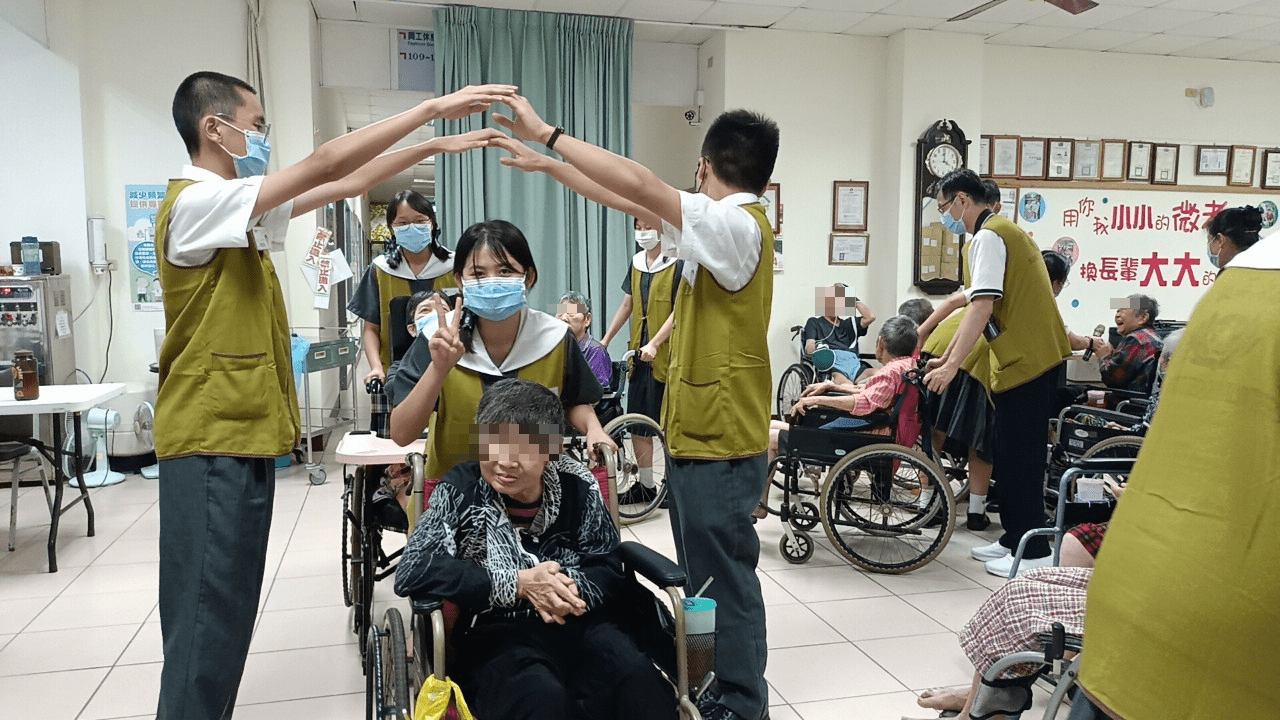 「火車行到伊都，阿末伊都丟，唉唷磅空內」同學們推著輪椅跟長輩們玩火車過山洞。