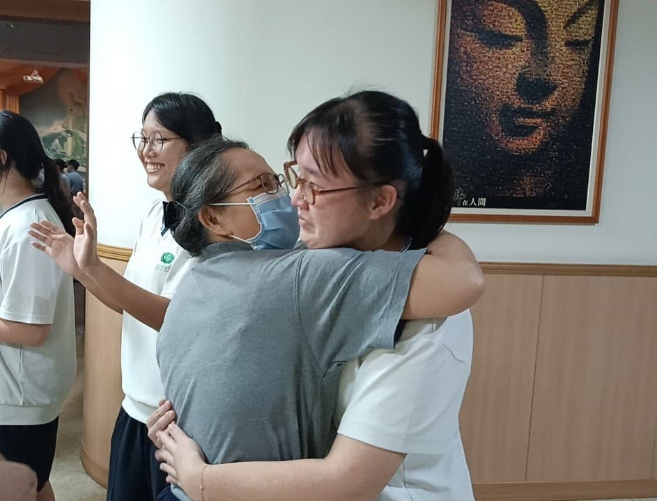 營隊過程中與師姑、師伯們建立家人般的情感，同學感動與不捨之情滿溢。