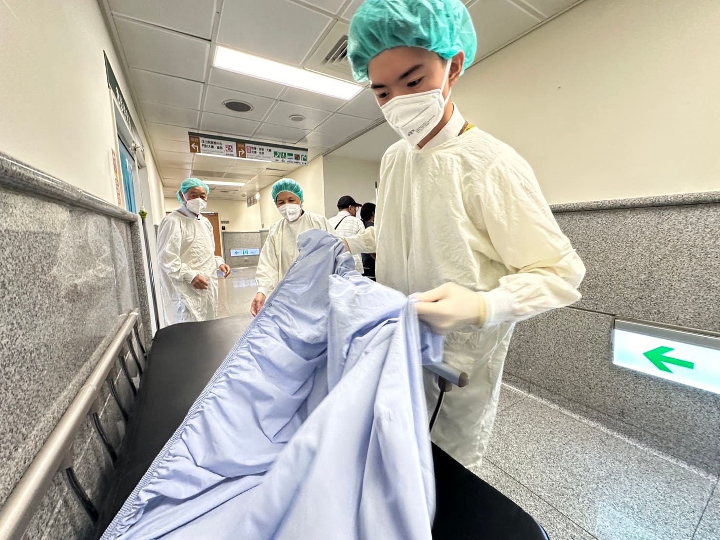 用心就是專業，防護衣上身，同學展現出一股責任感。
