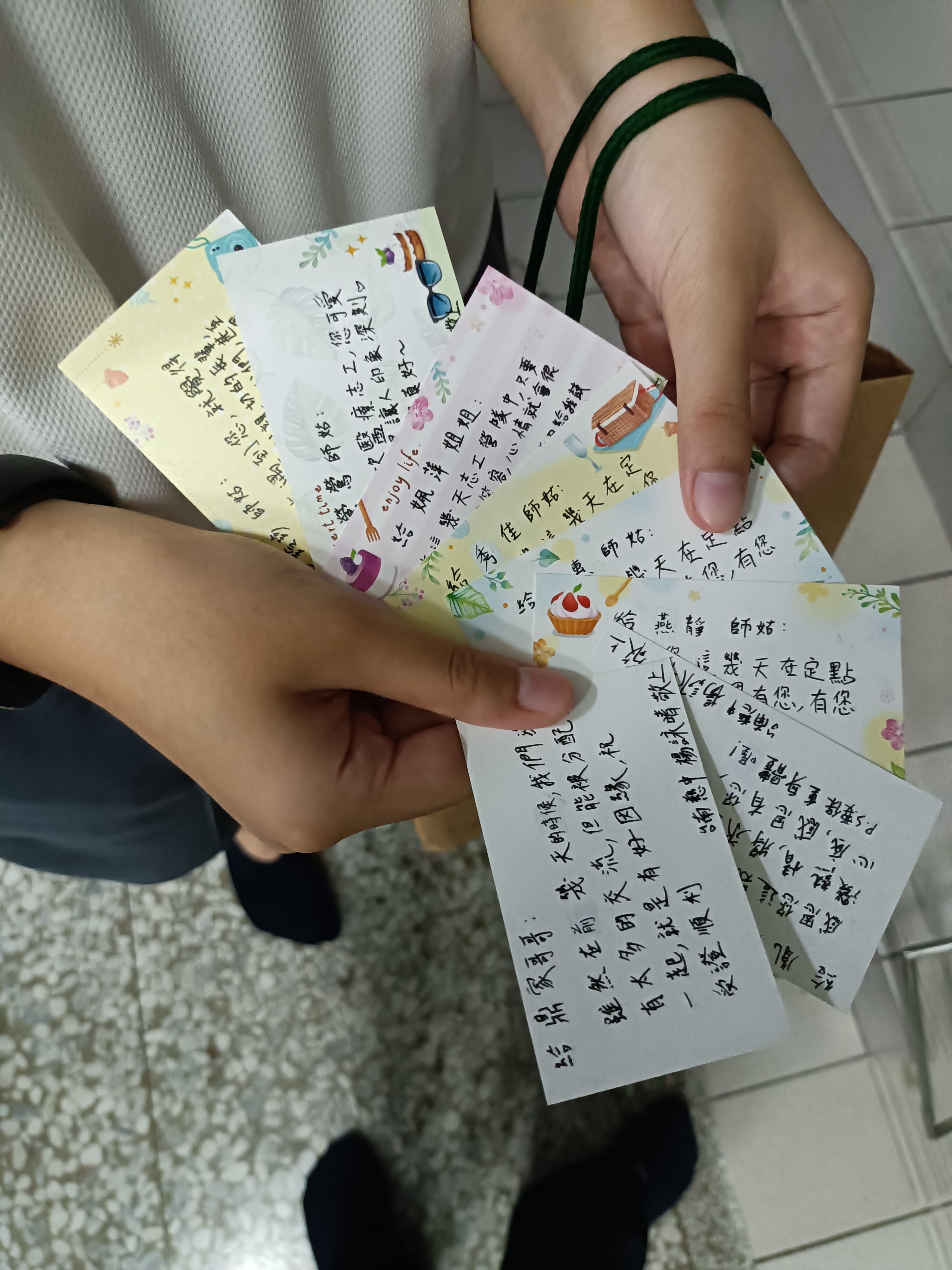 同學們將對定點師姑、師伯的感恩之情，濃縮在小小的字卡裡。