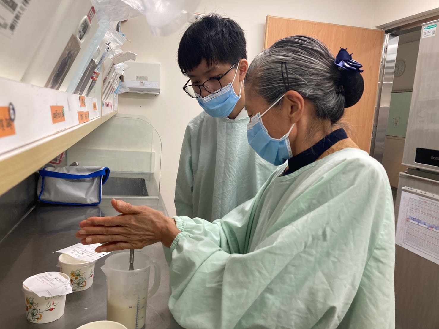 定點師姑耐心陪伴指導同學學習各項定點細節。