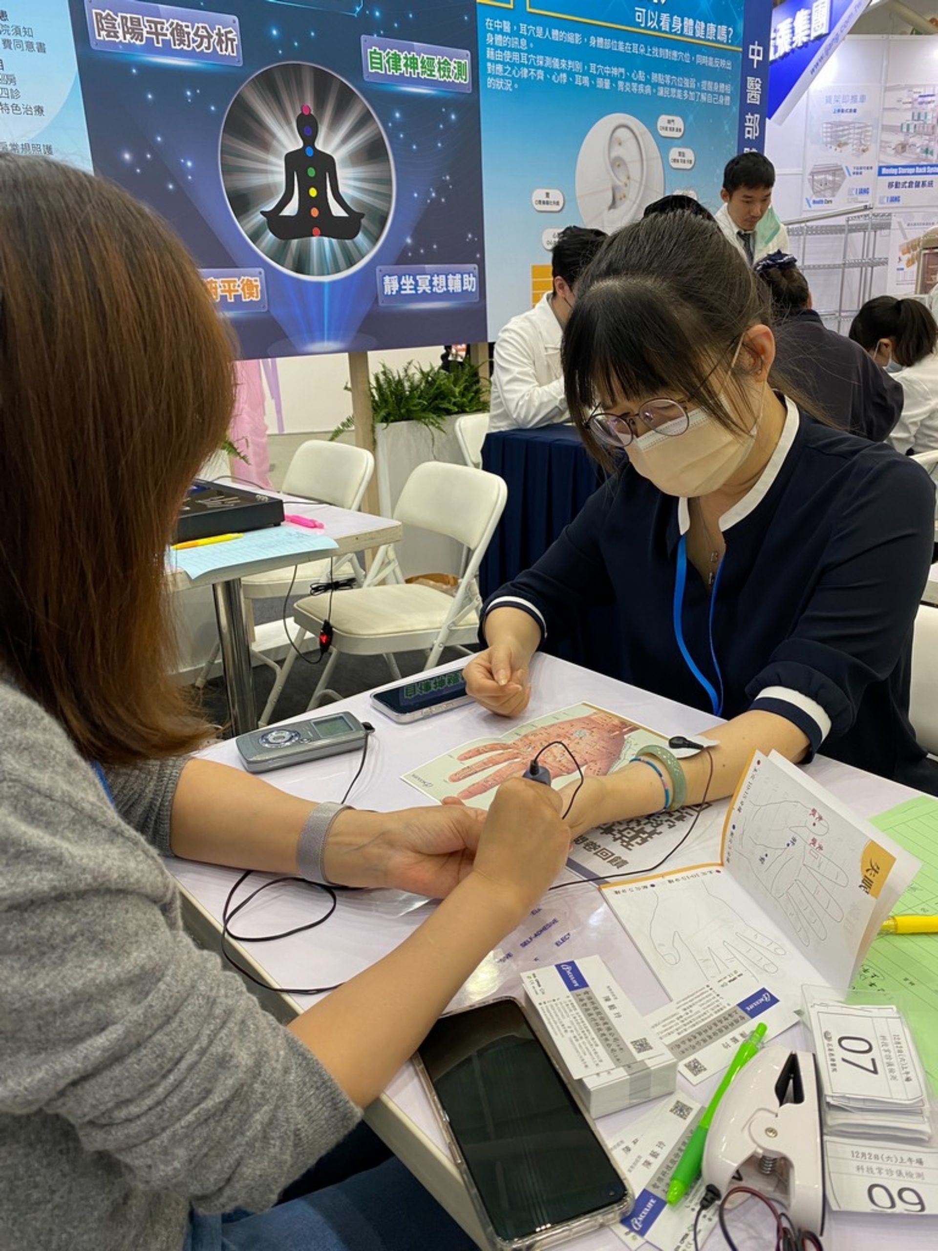 很受民眾喜愛的中醫部「氣場能量大解密」體驗，連續三天都有中醫部醫師在現場輪值服務。