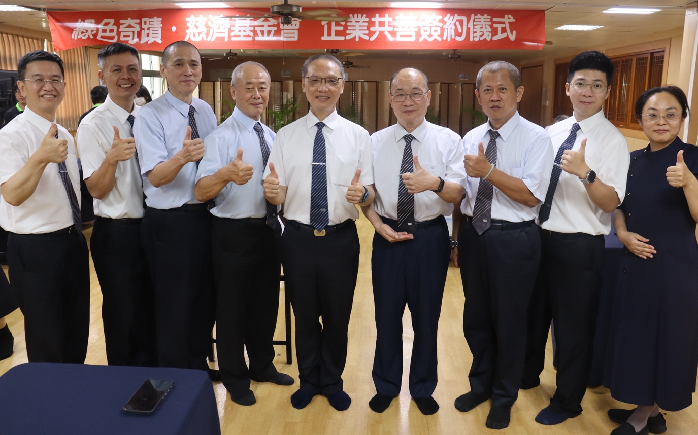 慈濟基金會顏博文執行長與新竹慈濟再生電腦團隊。