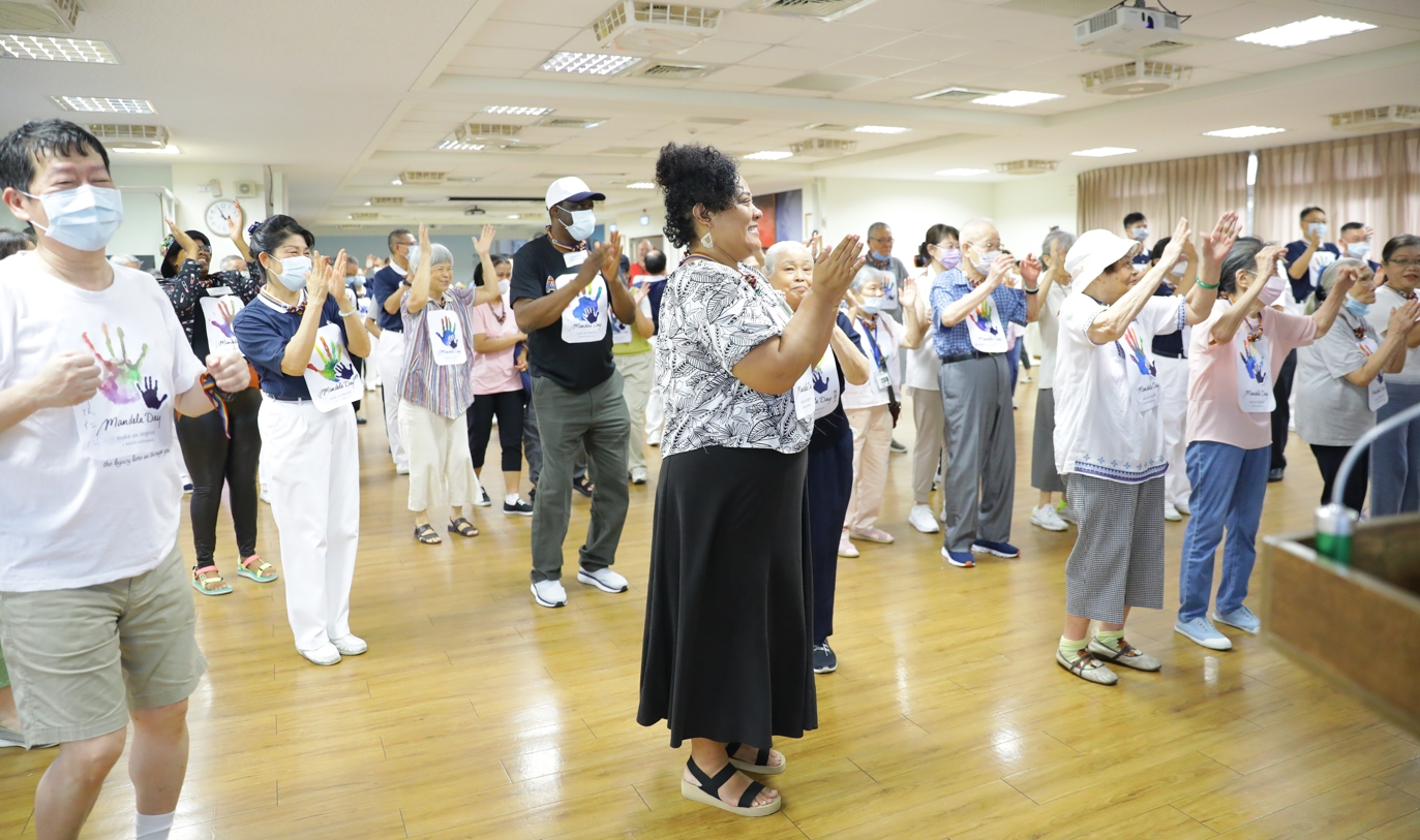 老人家最愛的運動課讓大家動起來，一首「鴨子舞」將外國友人和老人家之間的隔閡打破。