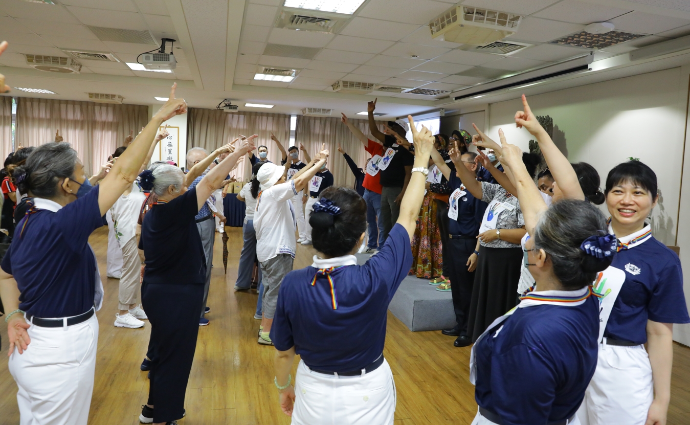 老人家最愛的運動課讓大家動起來，一首「鴨子舞」將外國友人和老人家之間的隔閡打破。