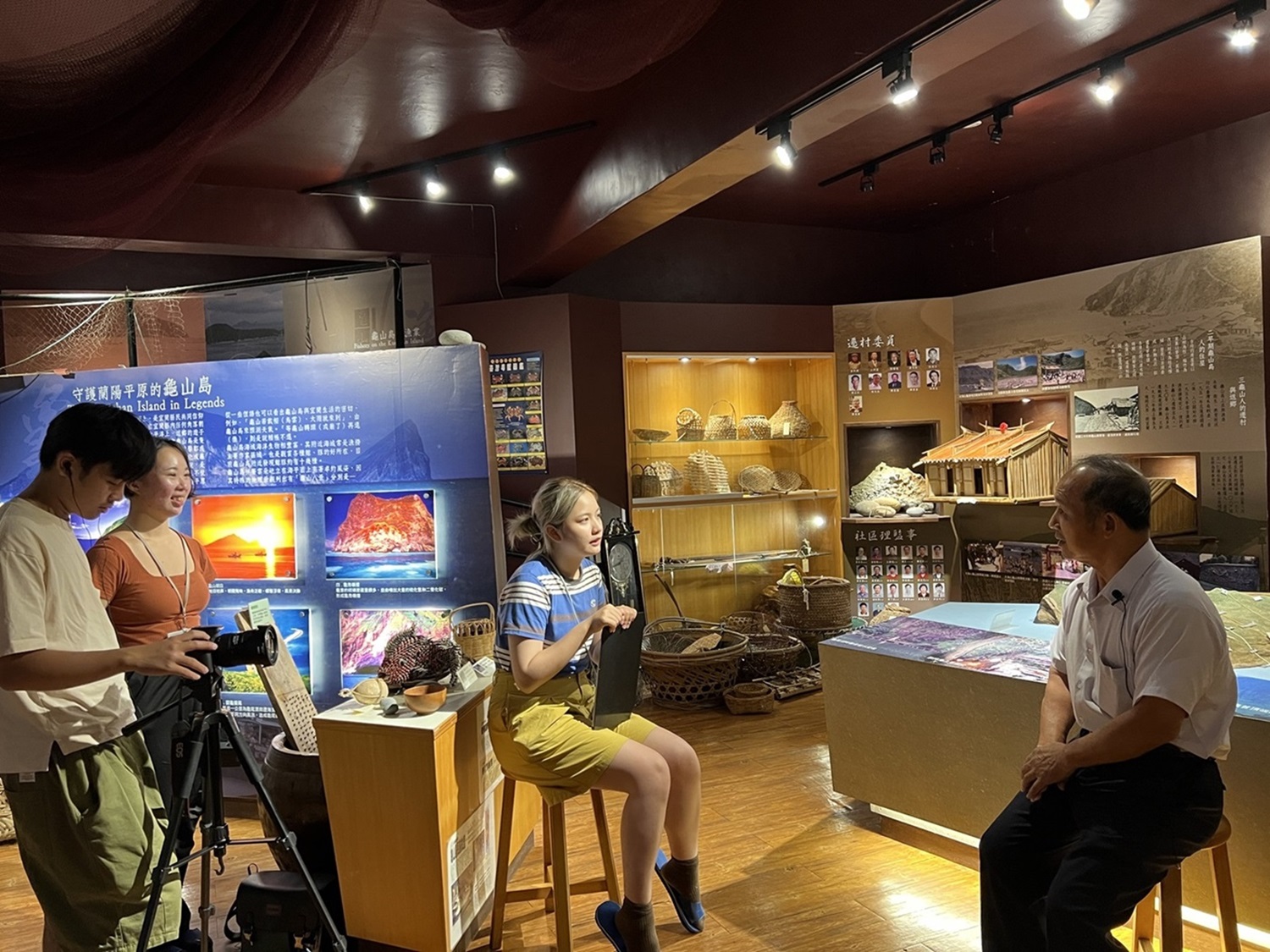 金魚厝邊的實作生，去龜山島漁村文化館採訪龜山島社區發展協會的理事長簡英俊。