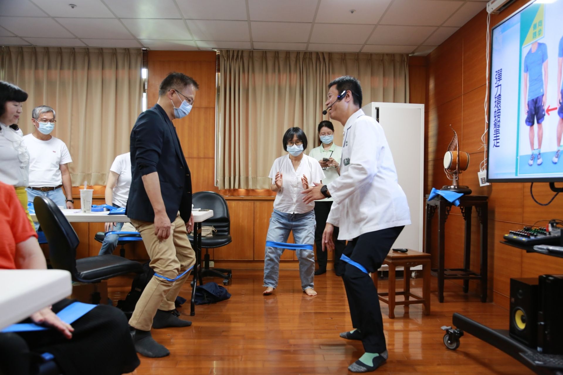 物理治療師黃科銘，現場教病友頸椎保健、全身性伸展運動。